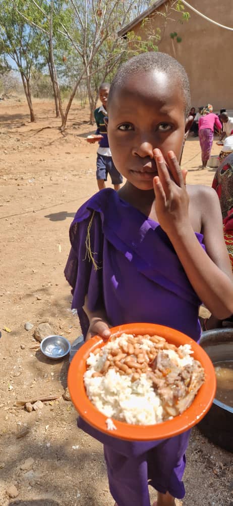 Şcoala din satul Ipwasi, în noi straie