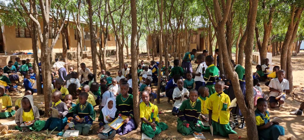 Şcoala din satul Ipwasi, în noi straie