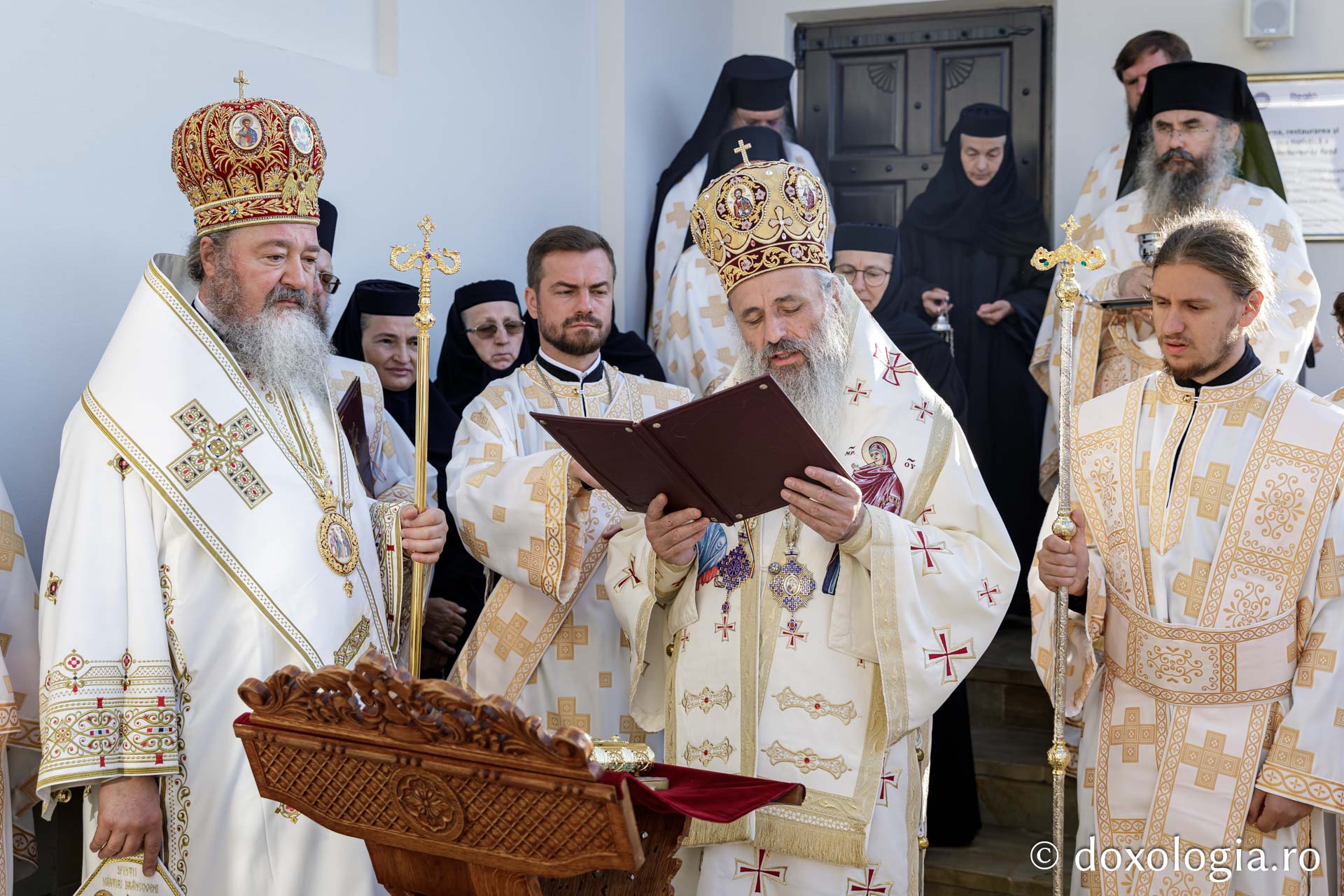 Resfințire de biserică și hram, la Mănăstirea Văratec