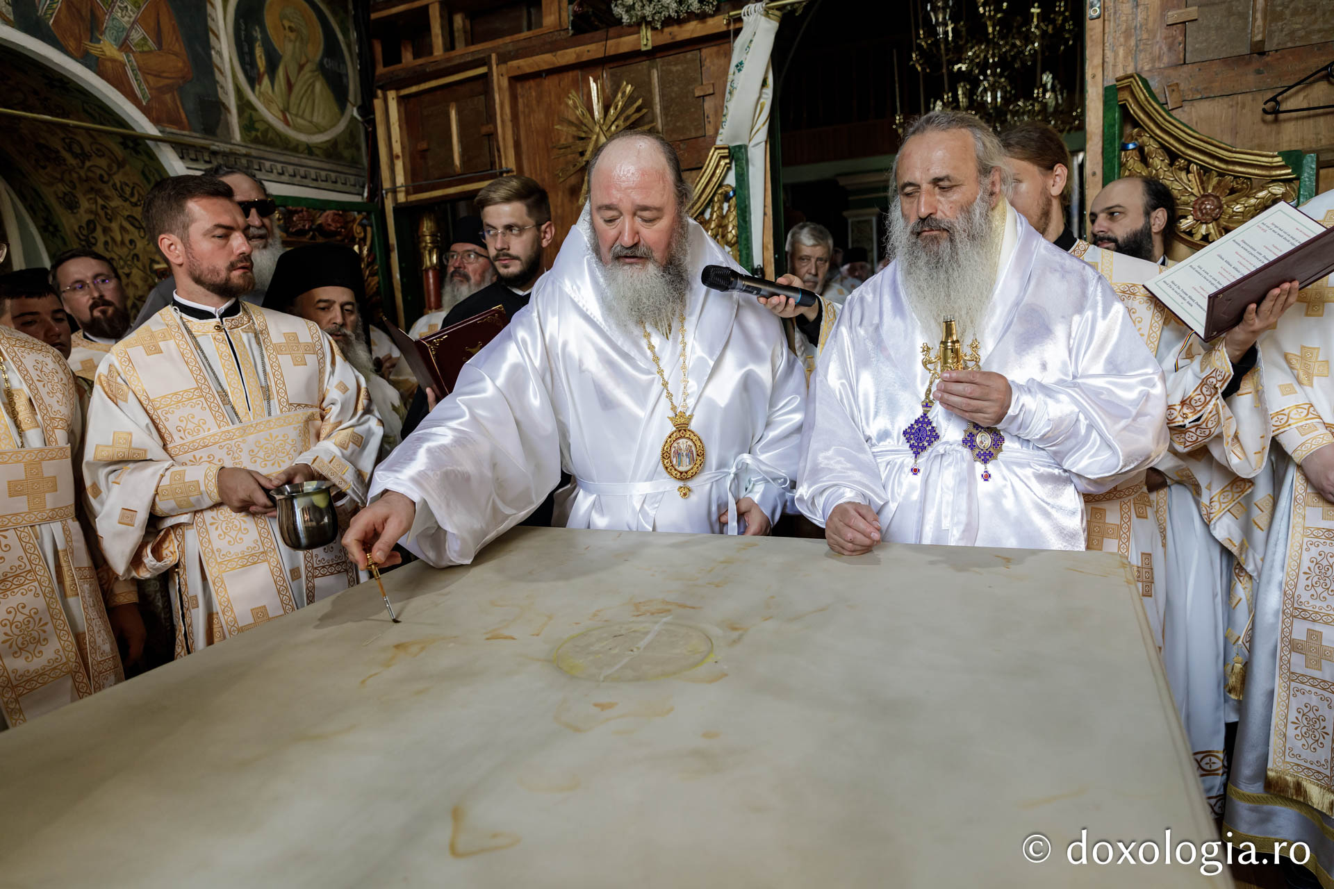 Resfințire de biserică și hram, la Mănăstirea Văratec