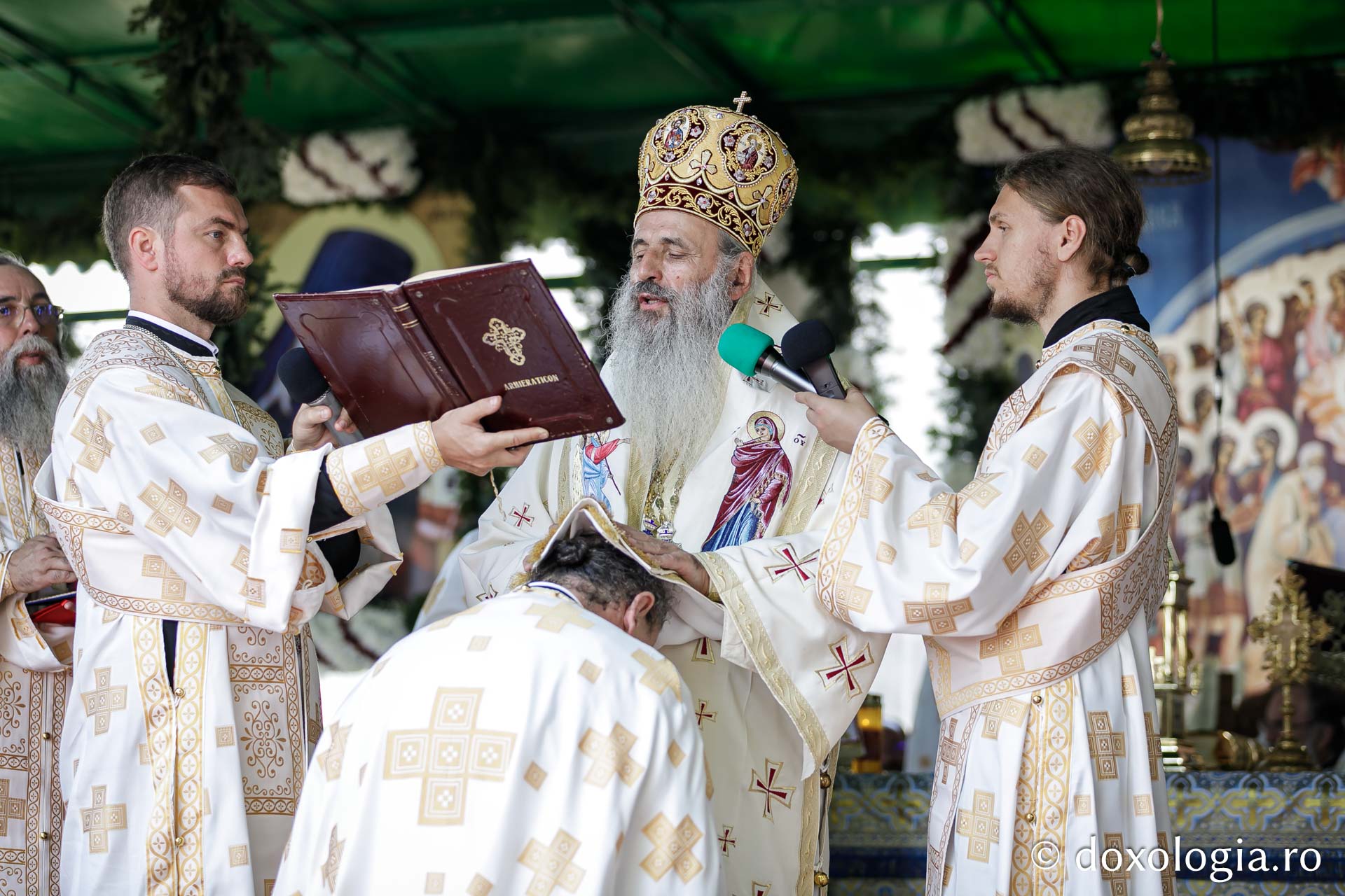 Resfințire de biserică și hram, la Mănăstirea Văratec