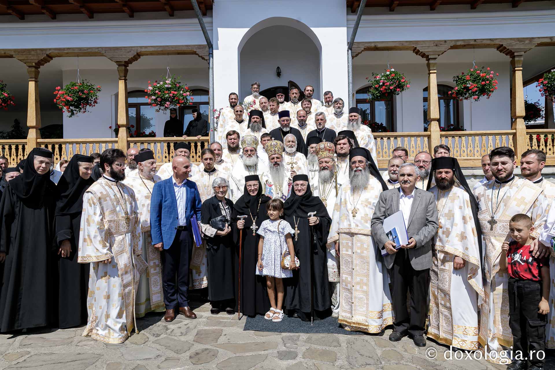 Resfințire de biserică și hram, la Mănăstirea Văratec