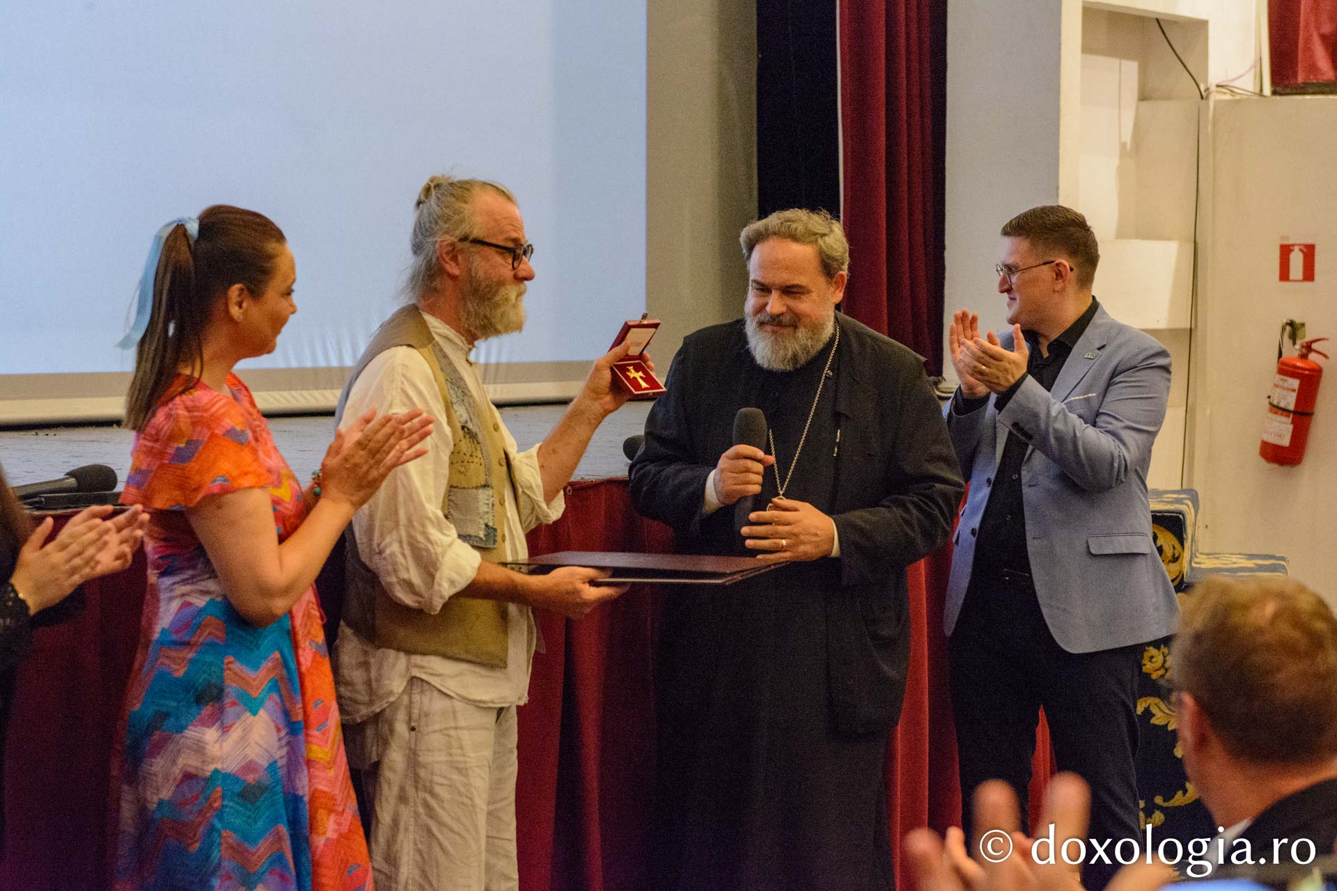 IPS Teofan a oferit regizorului Dan Pița „Crucea Sfântului Ierarh Dosoftei” pentru mireni