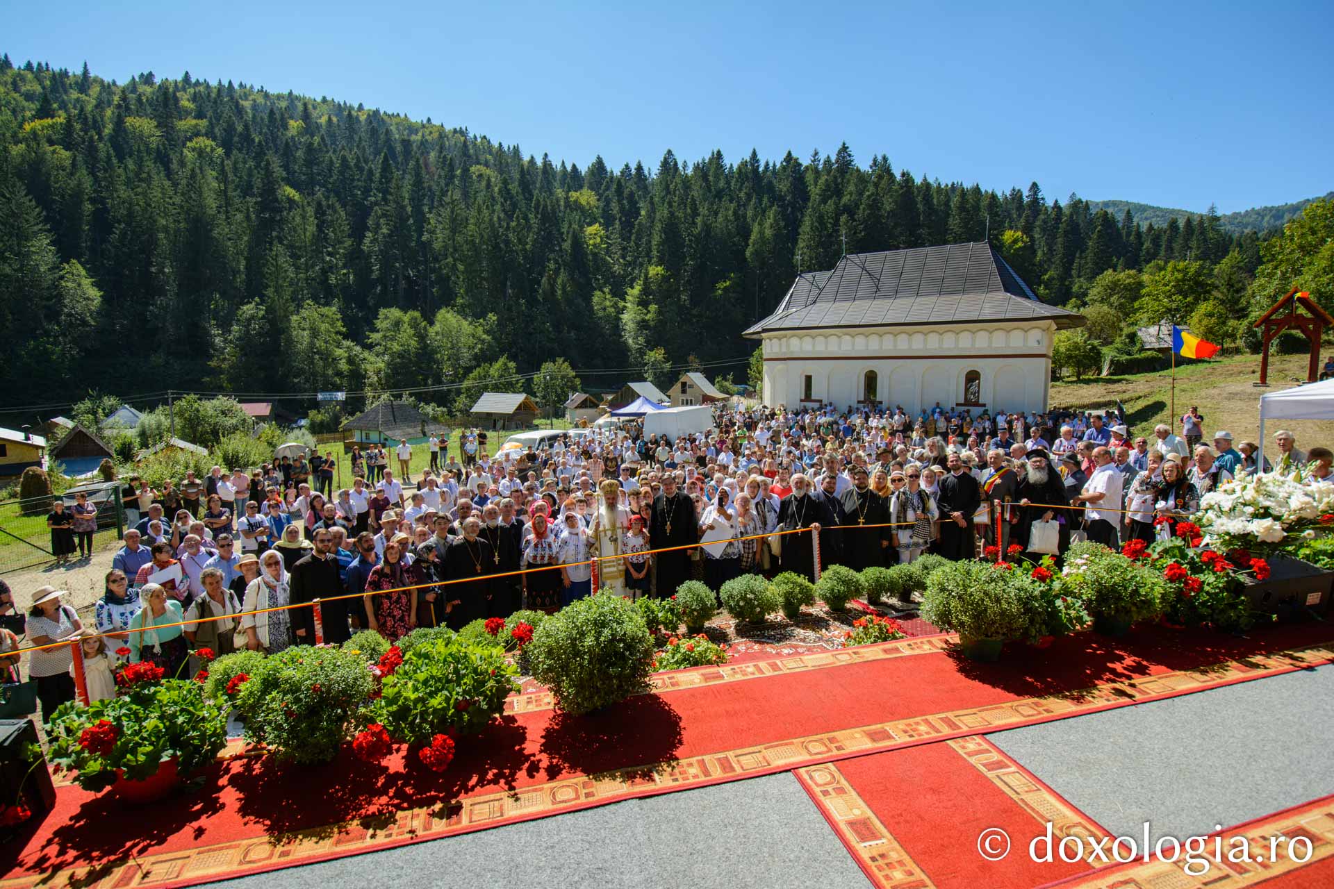 Noua biserică a Parohiei Secu – Izvorul Alb, sfințită de IPS Teofan