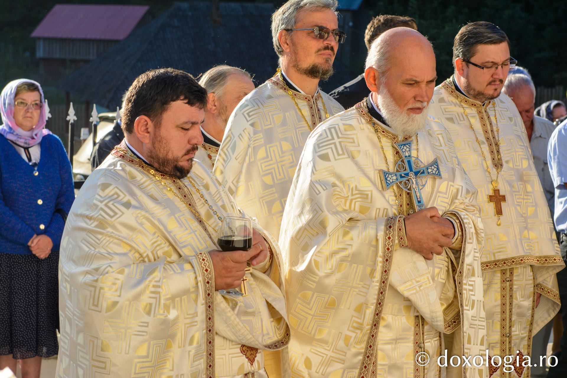 Noua biserică a Parohiei Secu – Izvorul Alb, sfințită de IPS Teofan