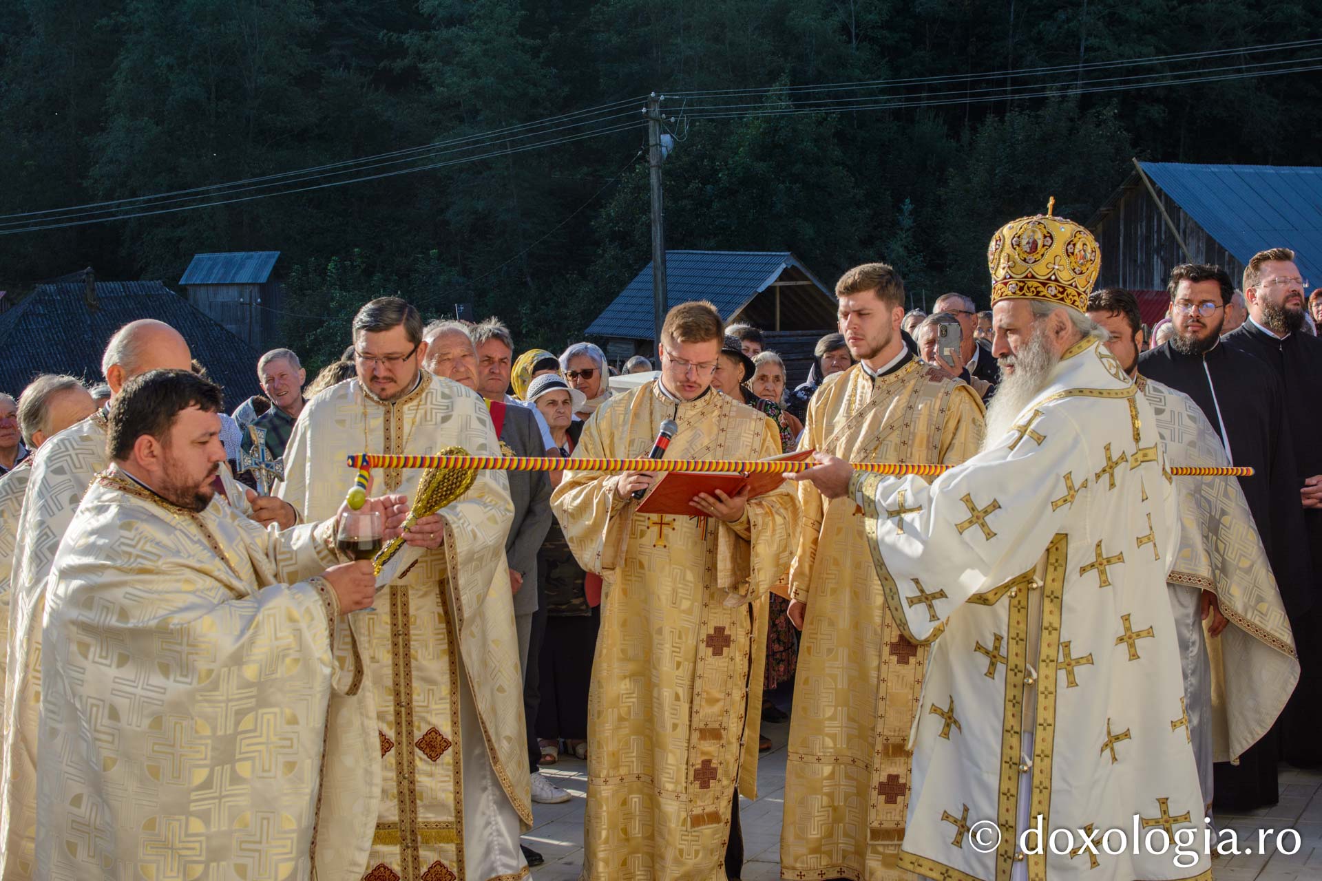 IPS Teofan a sfințit biserica Parohiei Secu – Izvorul Alb