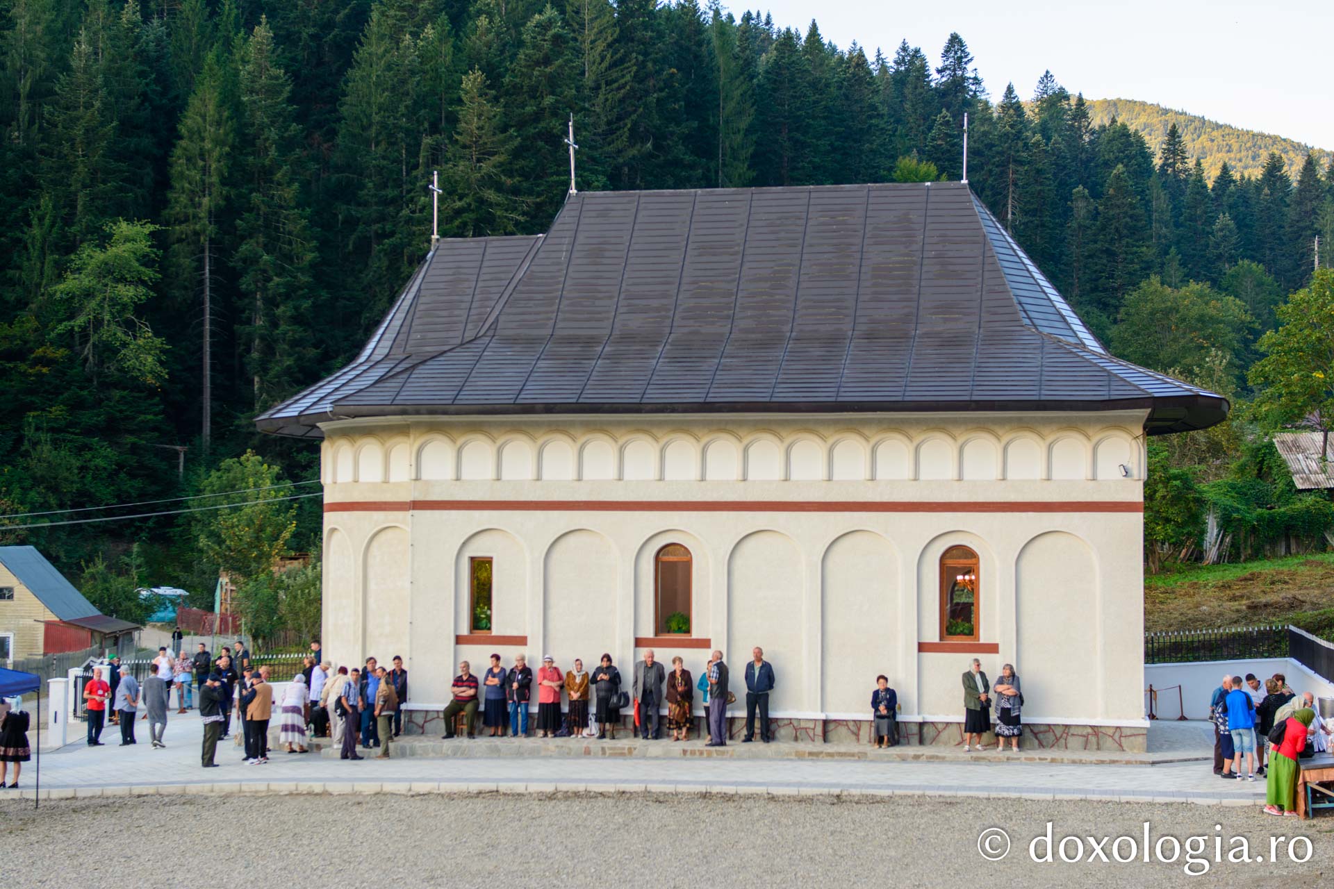 Noua biserică a Parohiei Secu – Izvorul Alb, sfințită de IPS Teofan