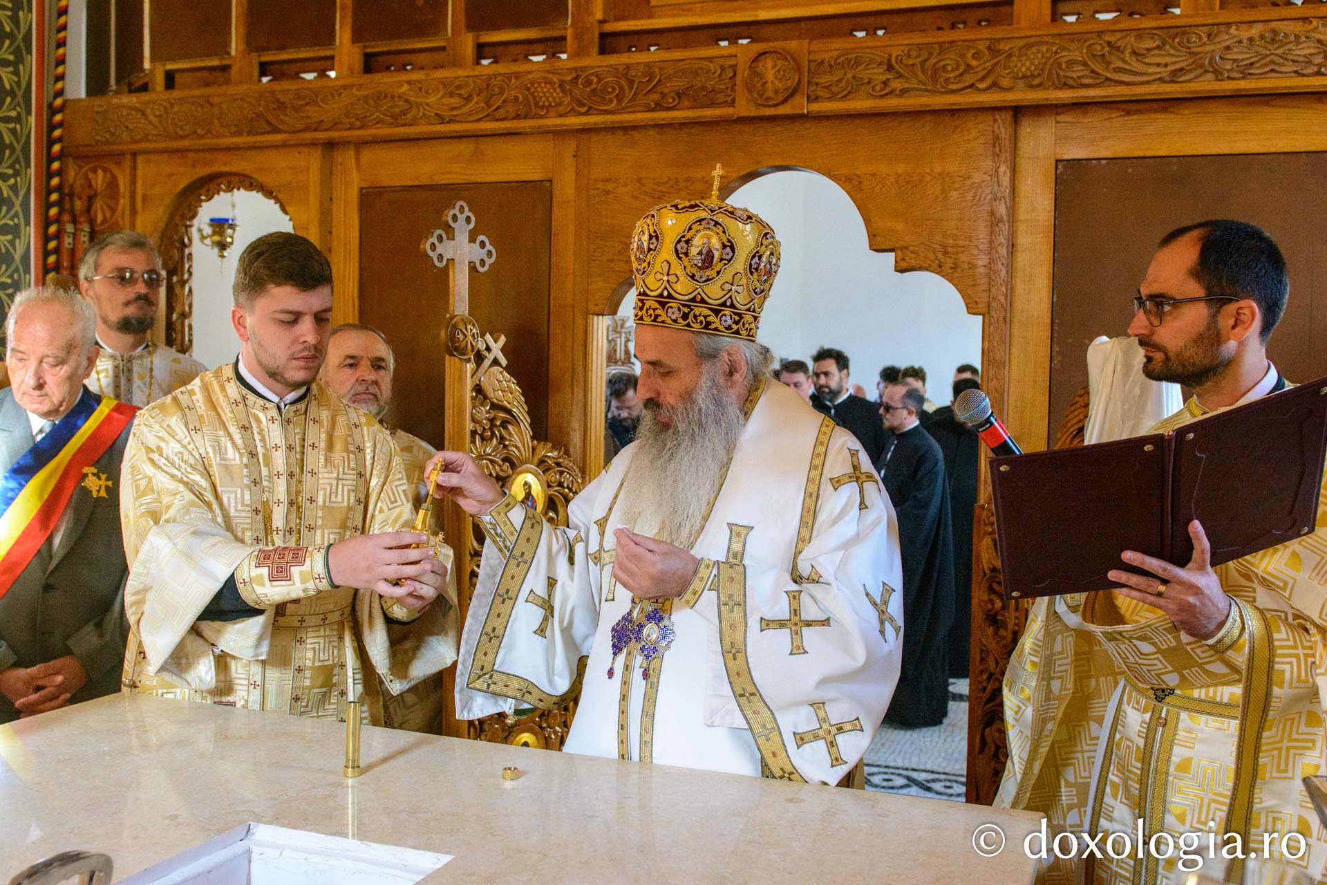 Noua biserică a Parohiei Secu – Izvorul Alb, sfințită de IPS Teofan