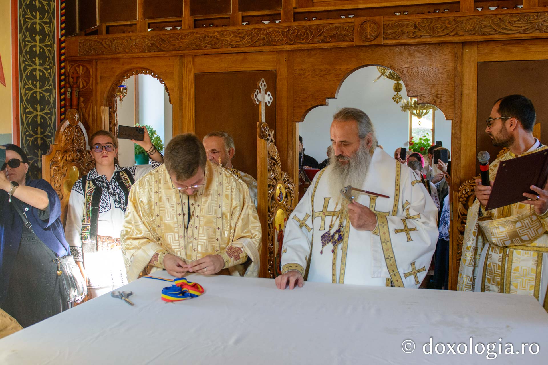 Noua biserică a Parohiei Secu – Izvorul Alb, sfințită de IPS Teofan