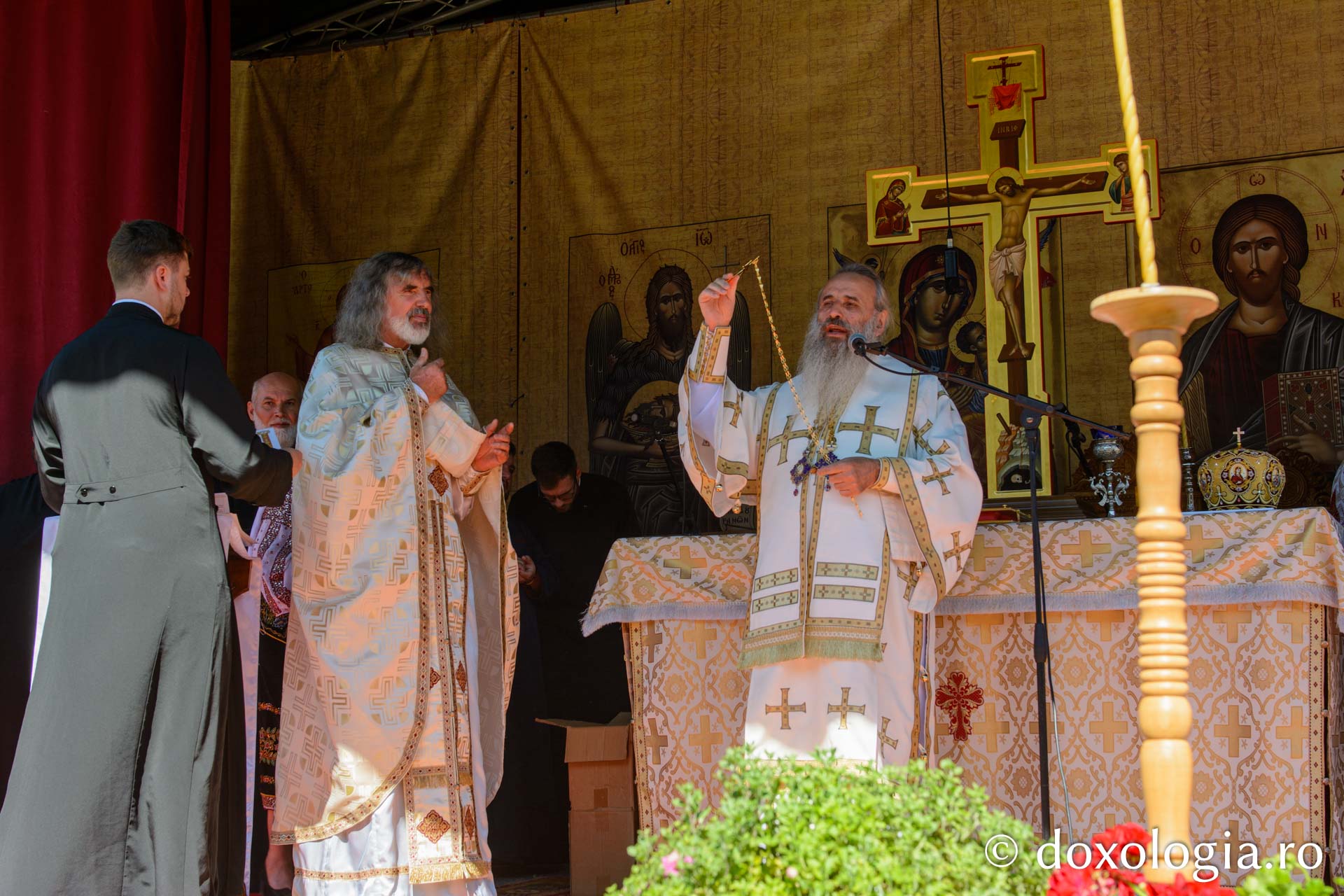 Noua biserică a Parohiei Secu – Izvorul Alb, sfințită de IPS Teofan