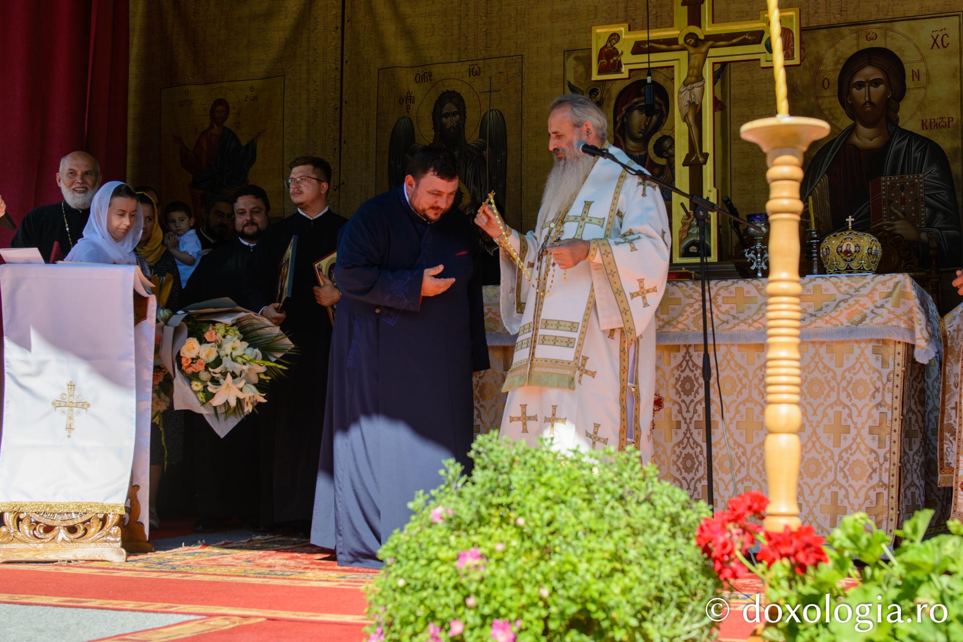 Noua biserică a Parohiei Secu – Izvorul Alb, sfințită de IPS Teofan