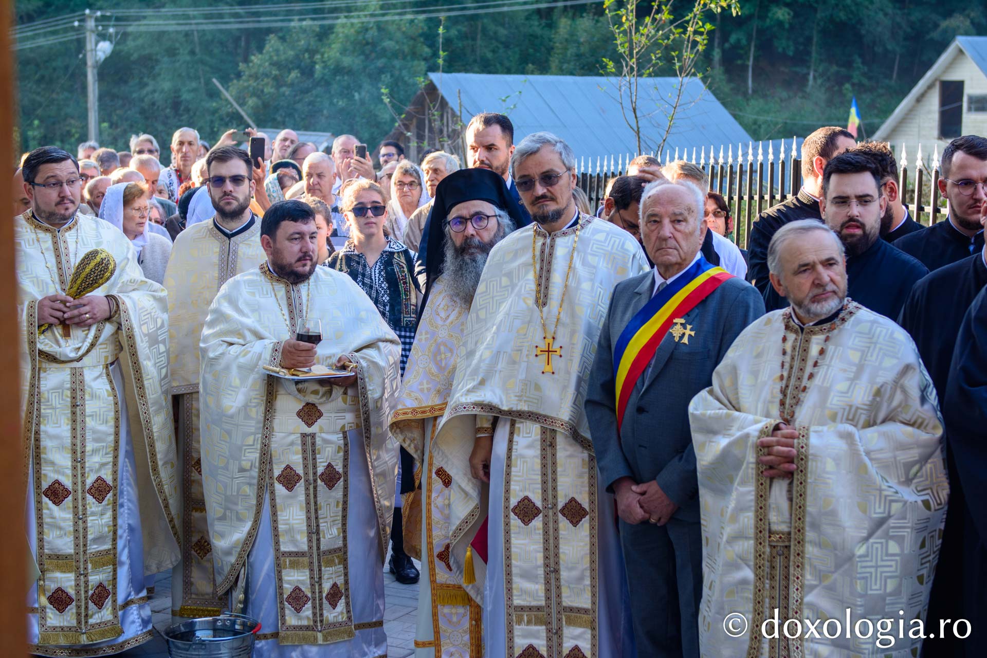 Noua biserică a Parohiei Secu – Izvorul Alb, sfințită de IPS Teofan