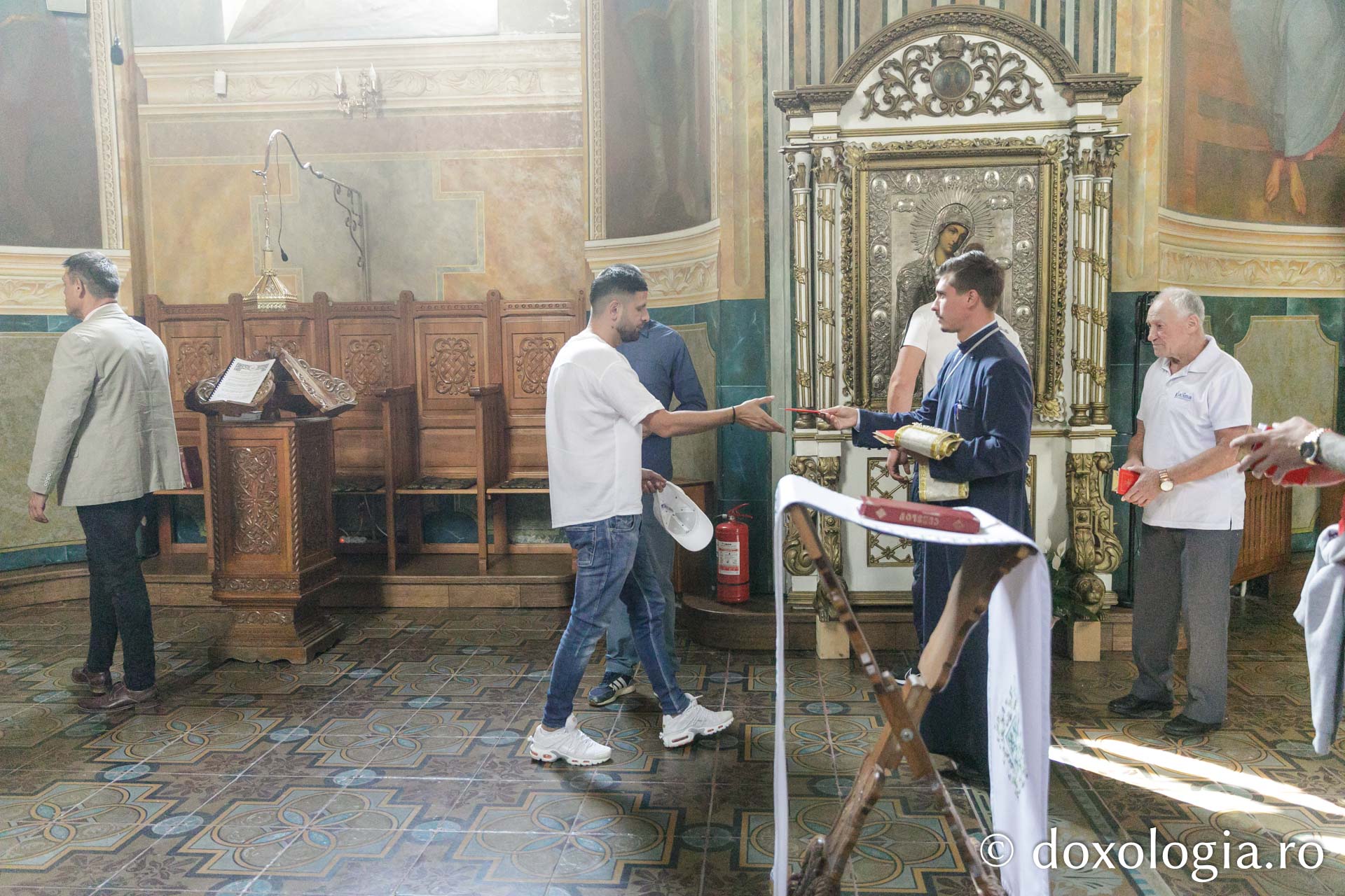 Persoane private de libertate de la Penitenciarul Iași în vizită la biserica Banu