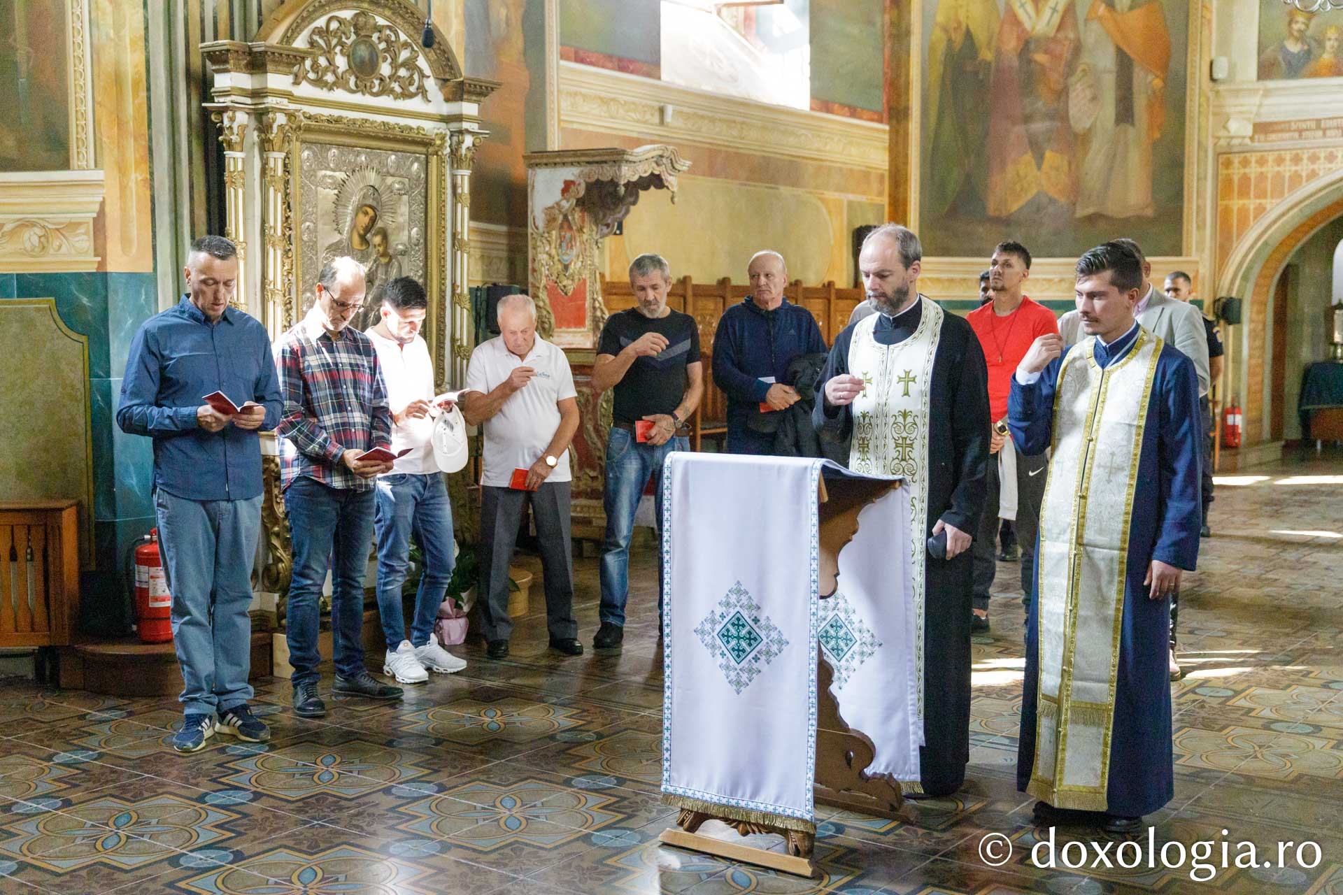 Persoane private de libertate de la Penitenciarul Iași în vizită la biserica Banu