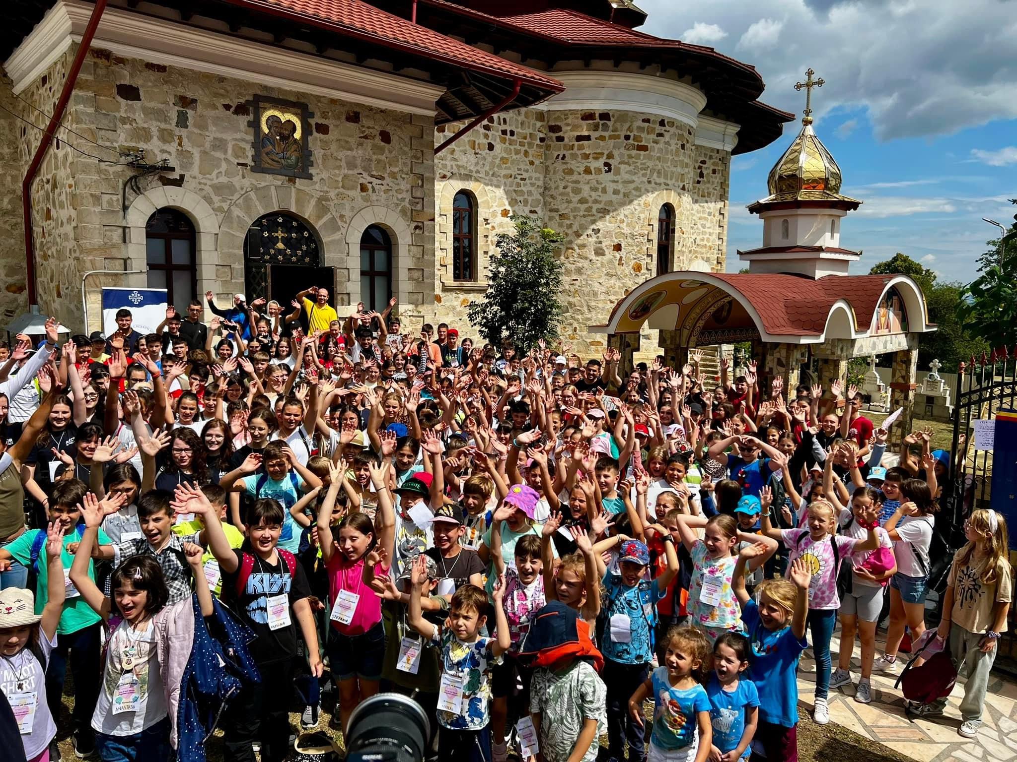 Zile de tabără și slujire arhierească la Parohia Filioara din județul Neamț