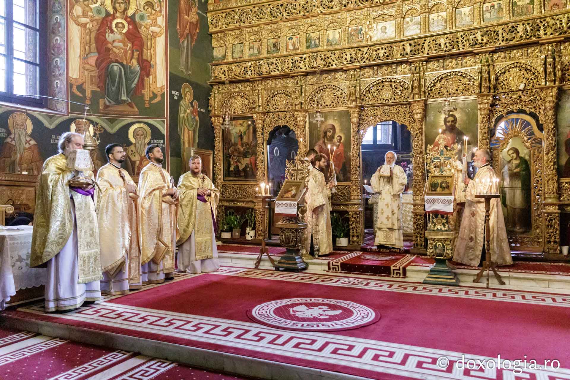 IPS Serafim, alături de soborul slujitorilor / Foto: Oana Nechifor