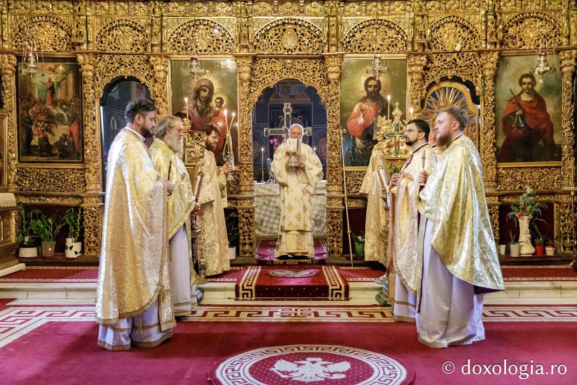 IPS Serafim, alături de soborul slujitorilor / Foto: Oana Nechifor