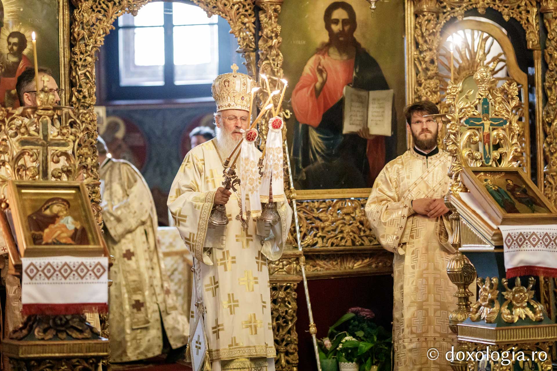 Momentul hirotoniei teologului Valentin Miloiu