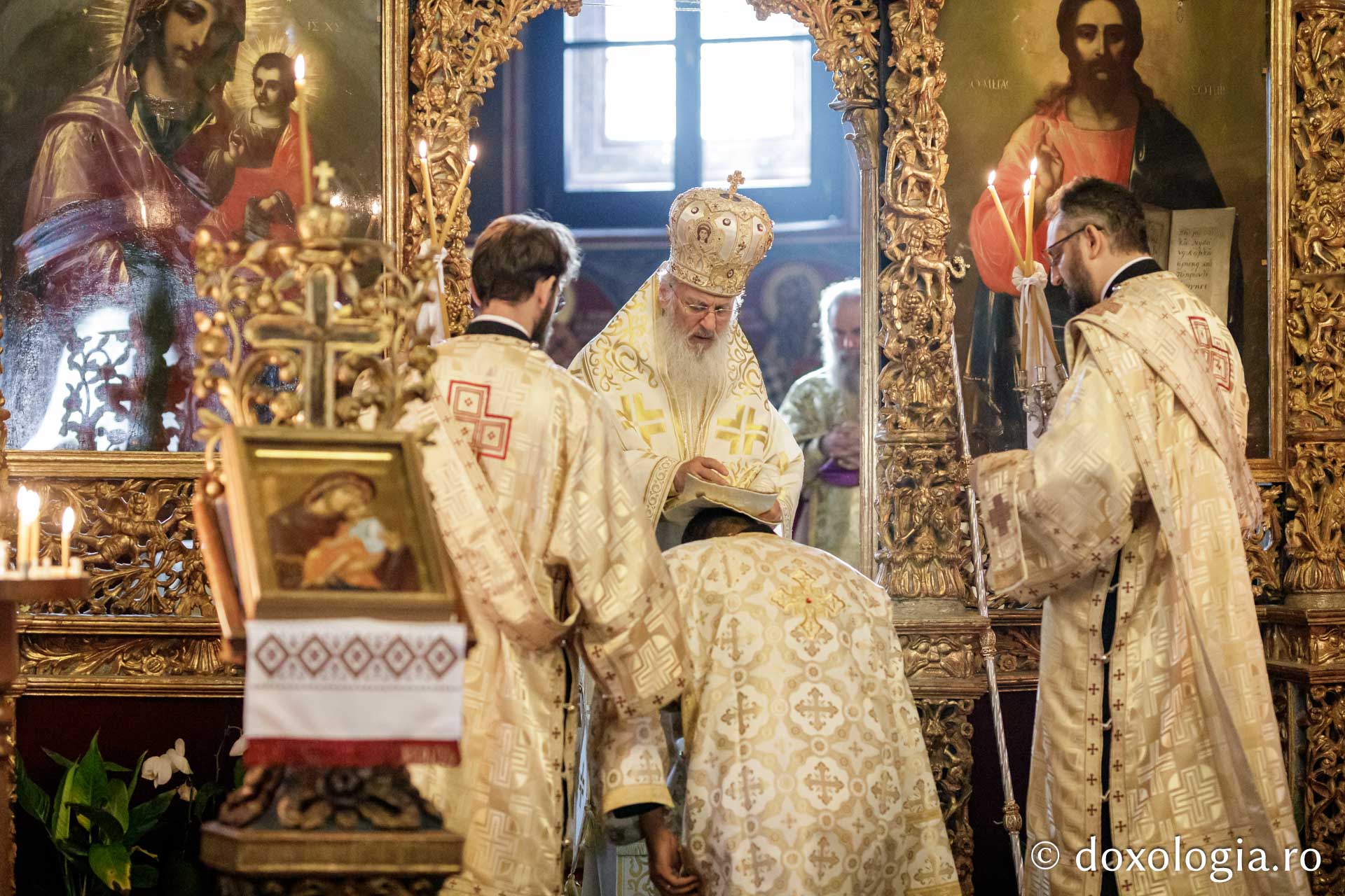 Momentul hirotoniei teologului Valentin Miloiu