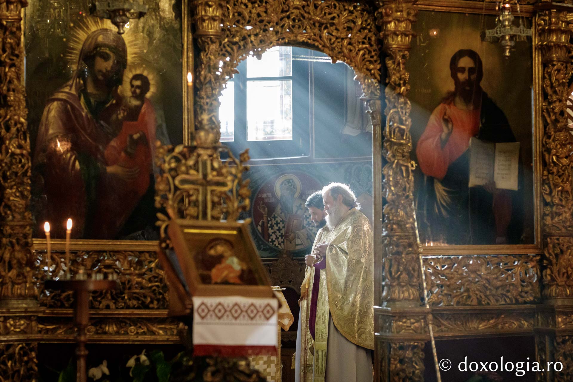 Arhim. Nicodim Petre, alături de un preot din sobor