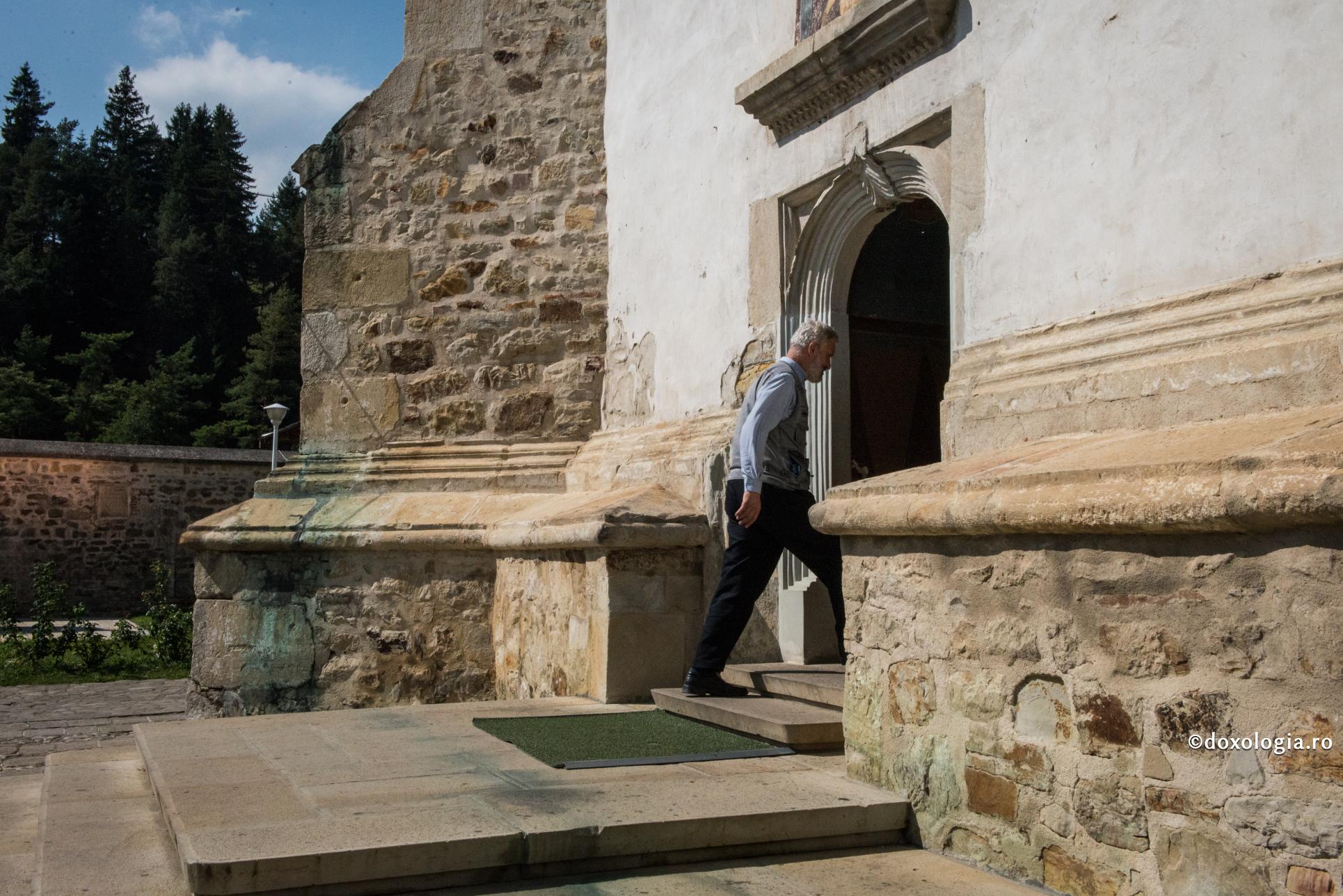 bărbat intrând în biserică