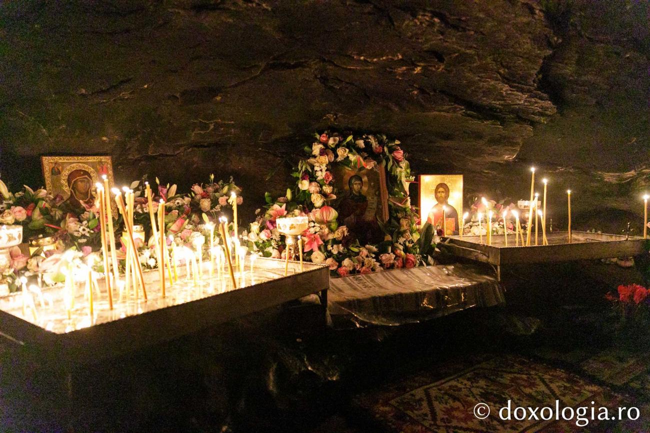 (Video) În miez de noapte și-n miezul unei bucurii depline – procesiune spre peștera Sfintei Teodora de la Sihla