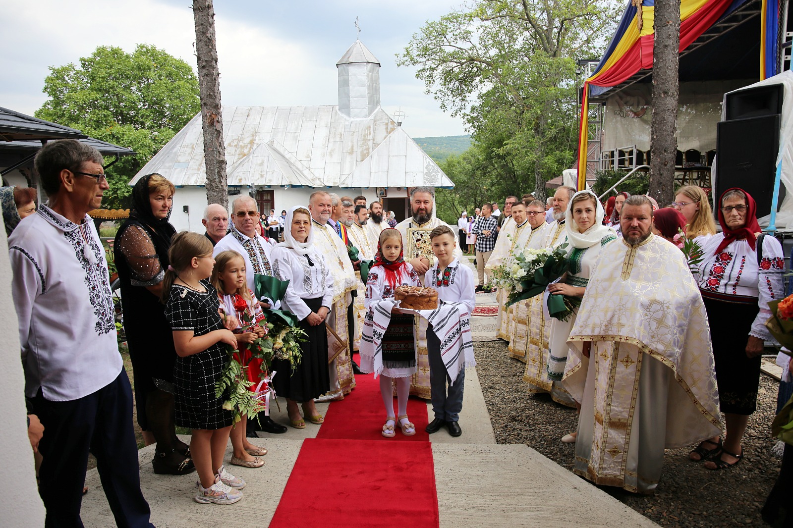 Foto: Flavius Popa Parohia Străteni din județul Botoșani are, începând de astăzi, o casă socială nouă. Așezământul, binecuvântat de PS Nichifor Botoșăneanul