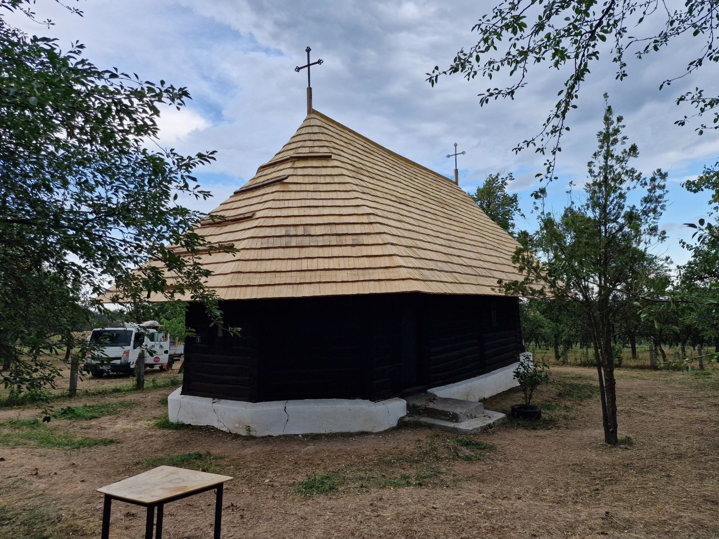 Biserica de lemn din livada satului Ionășeni