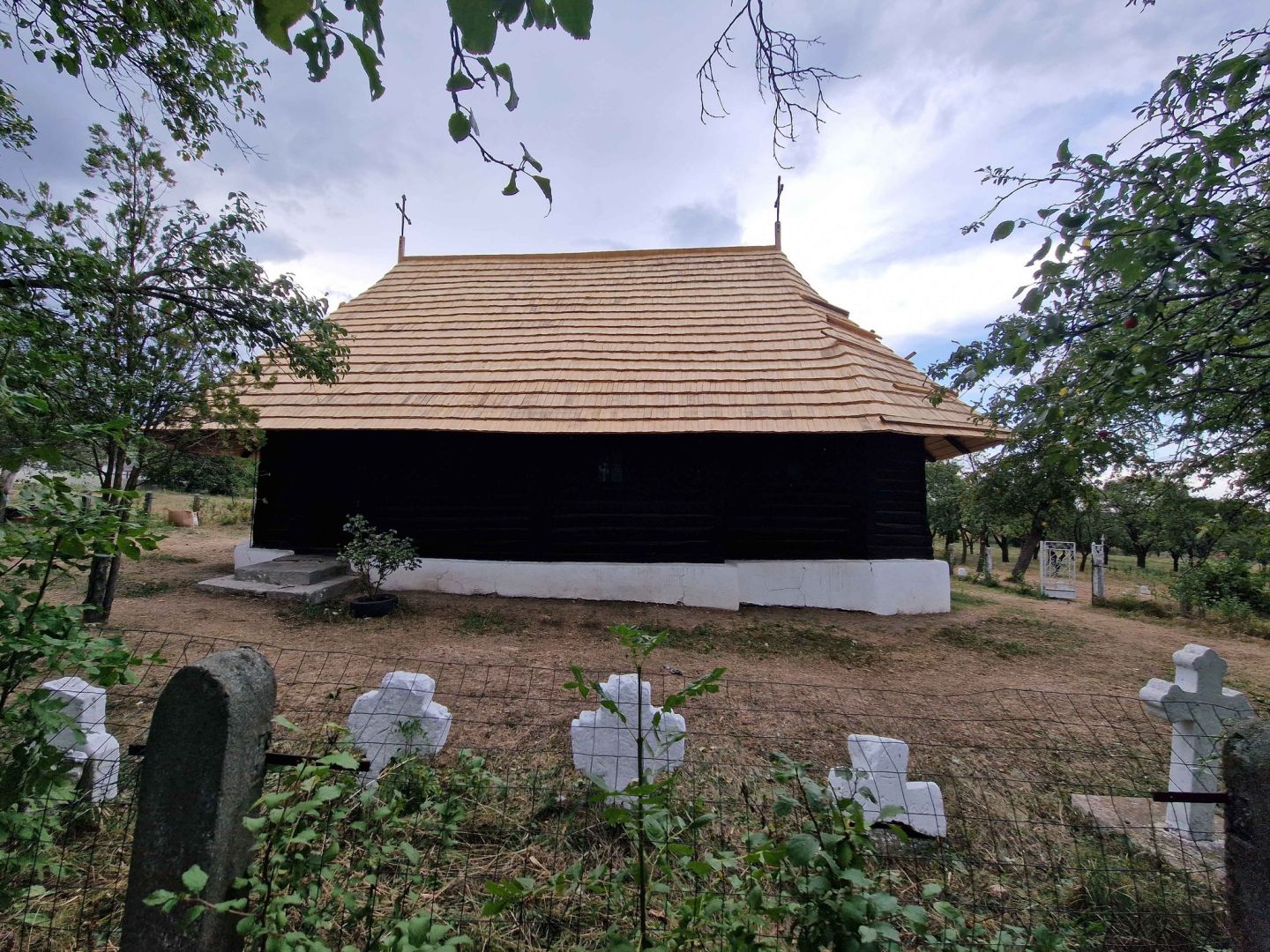 Biserica de lemn din livada satului Ionășeni