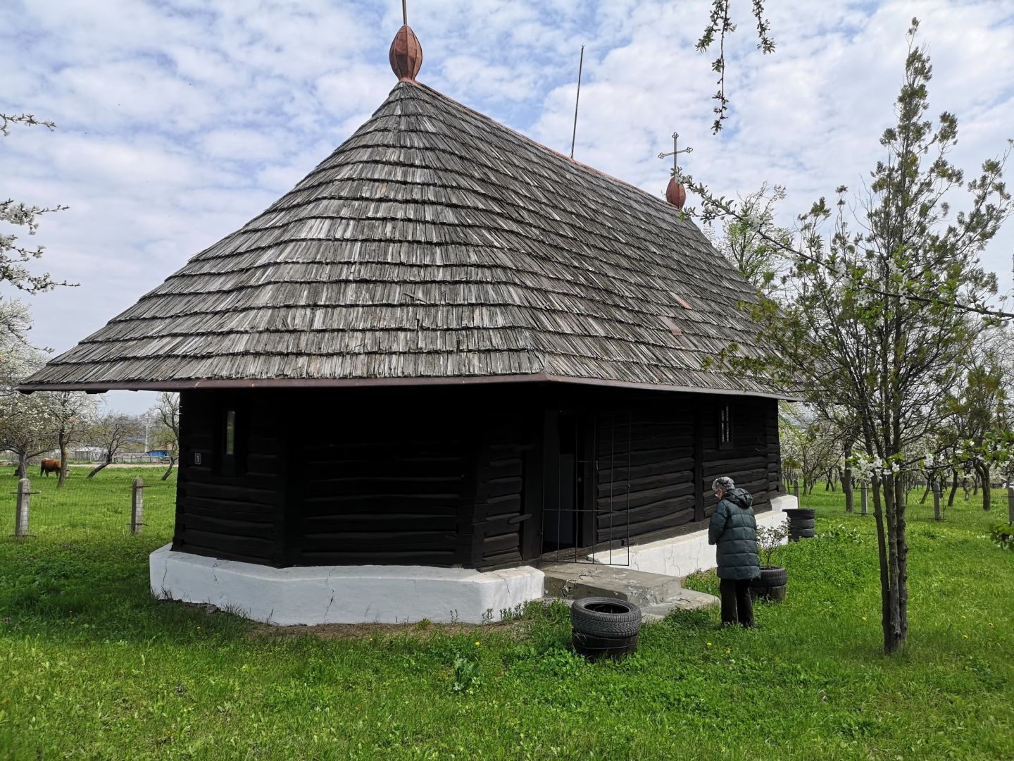 Biserica de lemn din livada satului Ionășeni