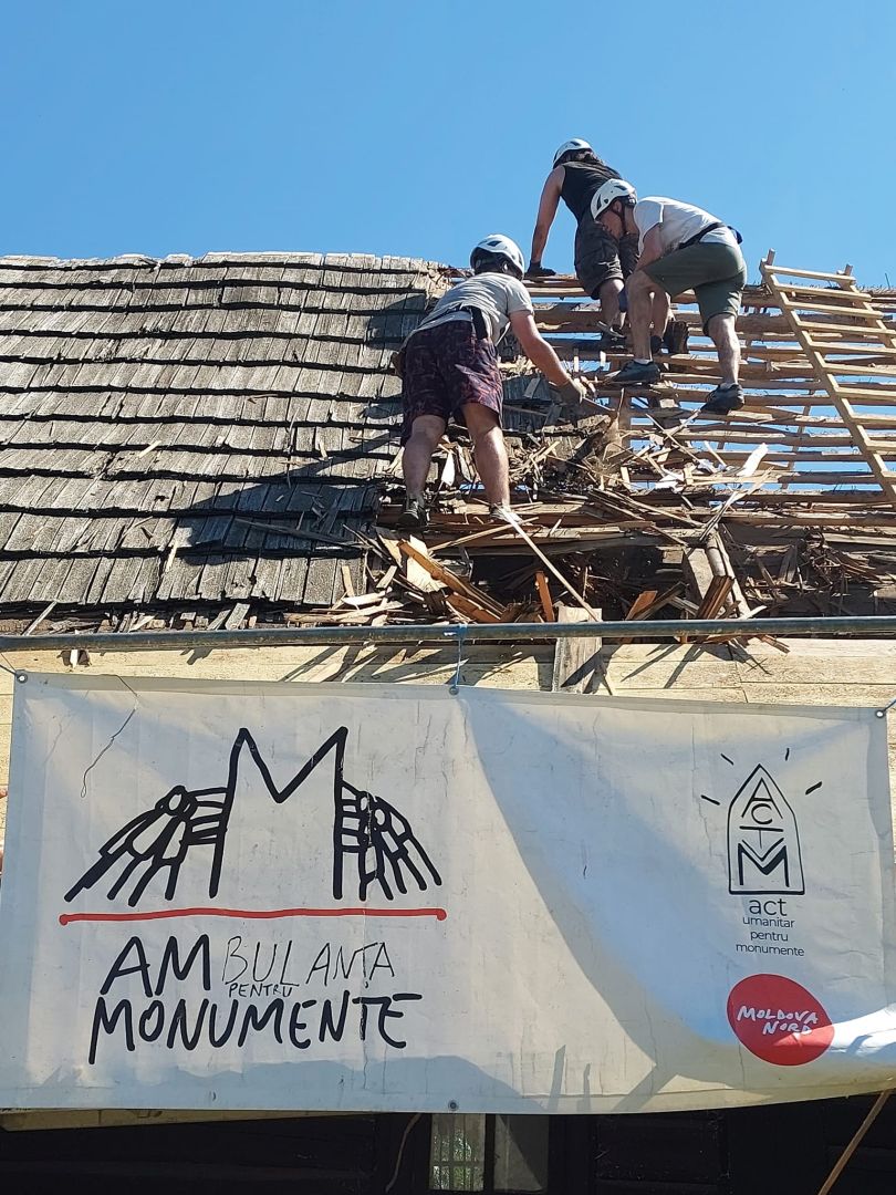 Biserica de lemn din livada satului Ionășeni