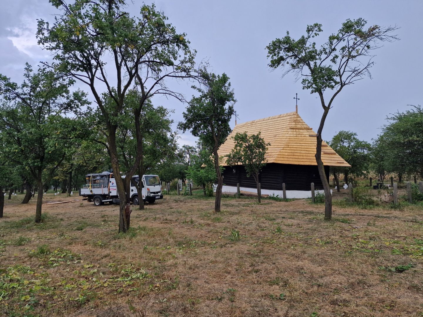 Biserica de lemn din livada satului Ionășeni