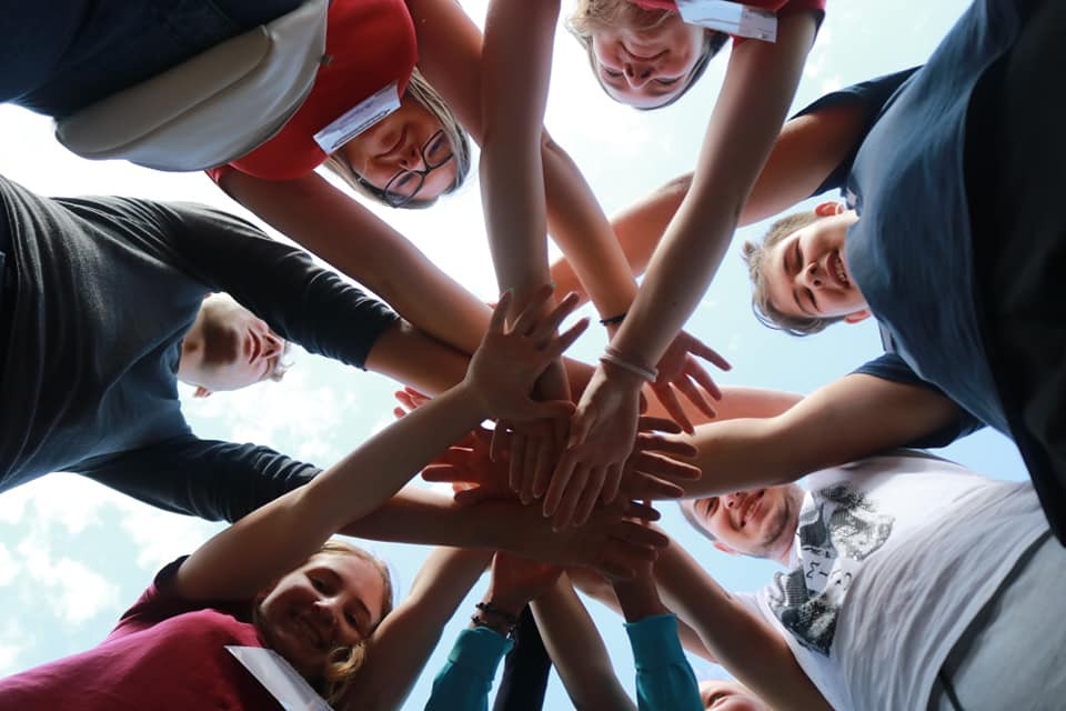 „Tabăra din pridvorul satului”