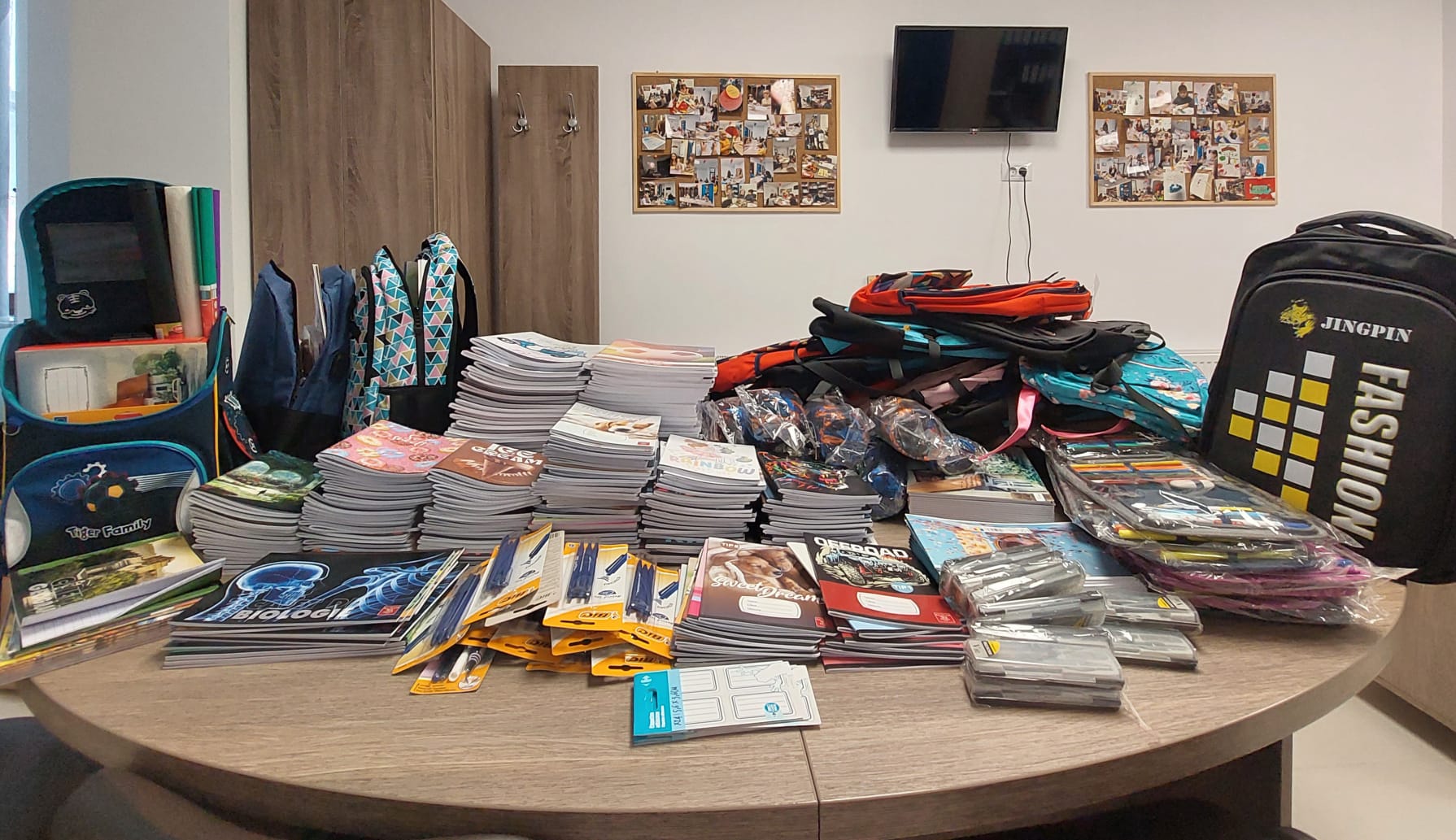 „Început de an școlar cu hăinuțe și ghiozdan” „Început de an școlar cu hăinuțe și ghiozdan”