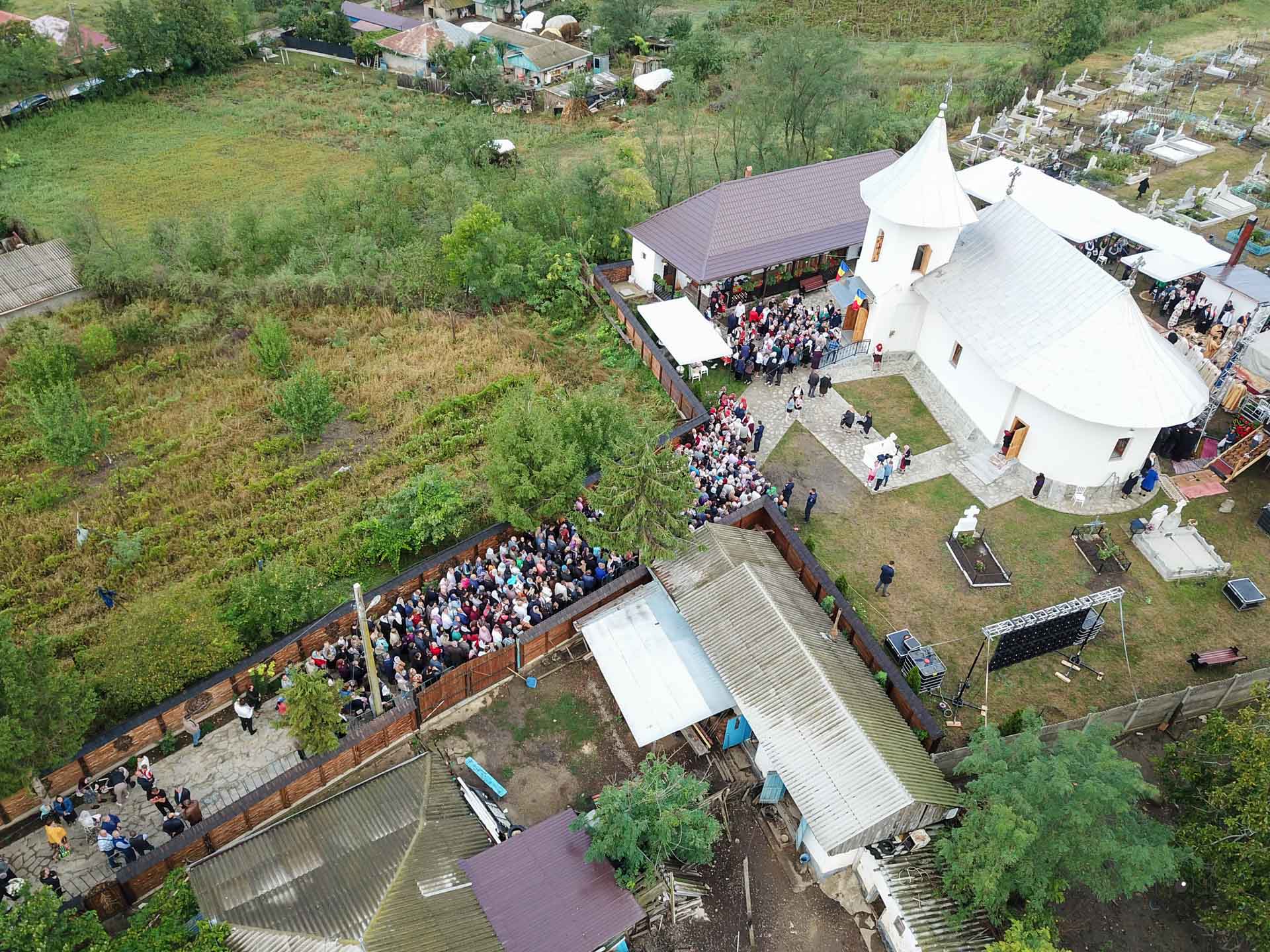 Biserica din satul Arama, care datează din 1836, a primit din veșmânt nou de har