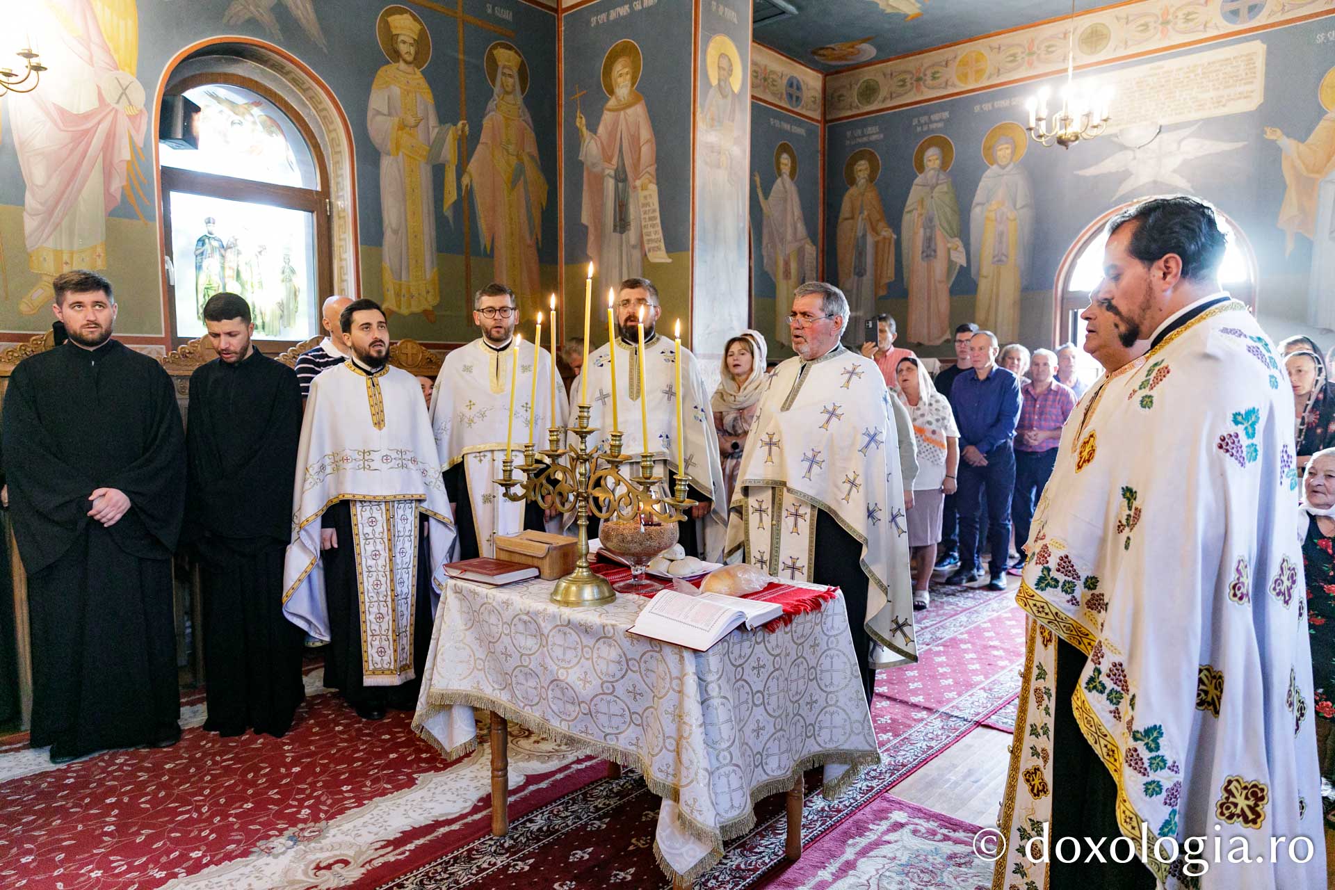 Hram la parohia Curături