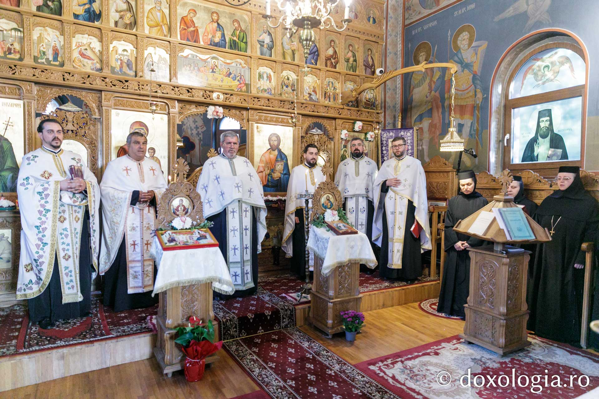 Hram la parohia Curături