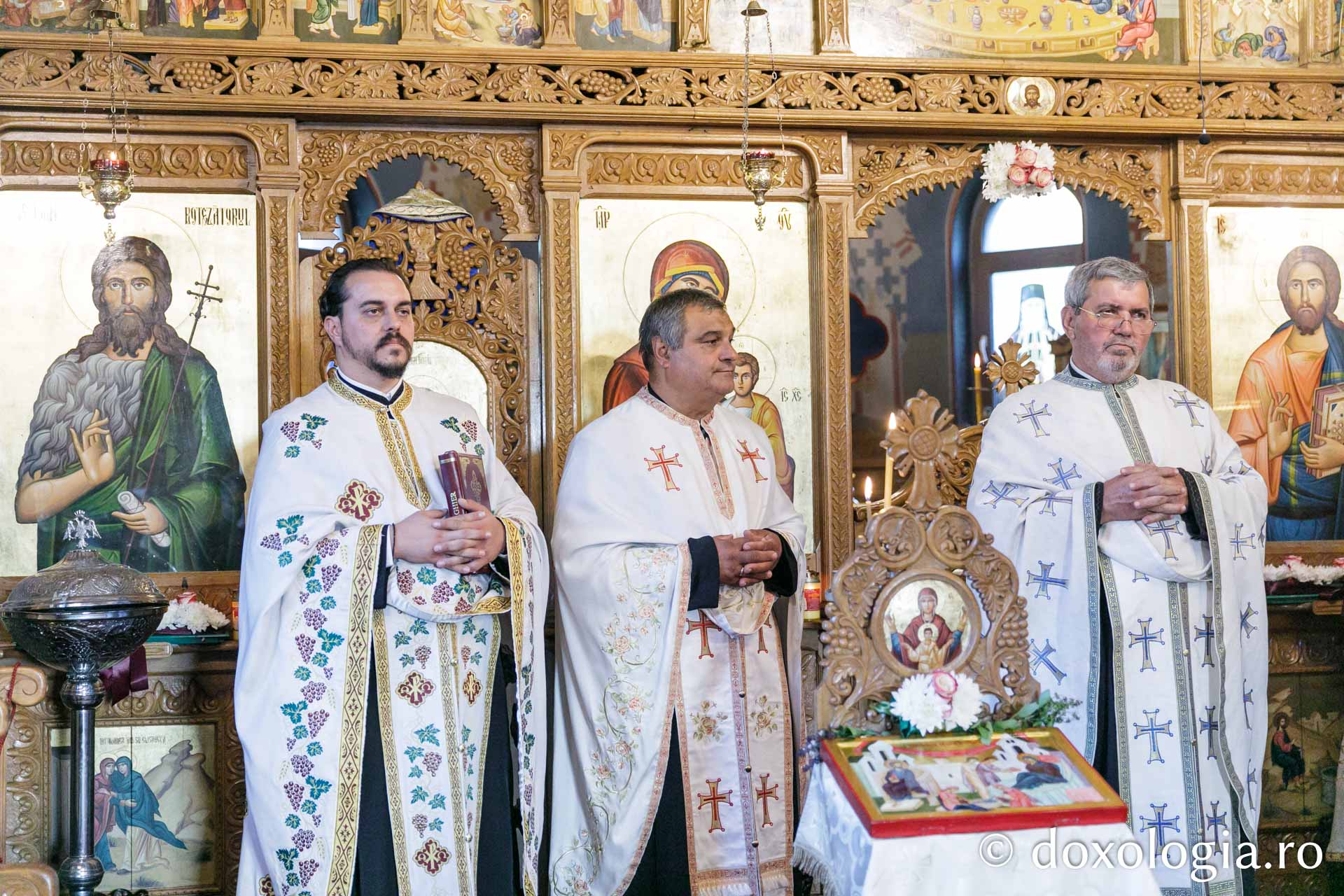 Hram la parohia Curături