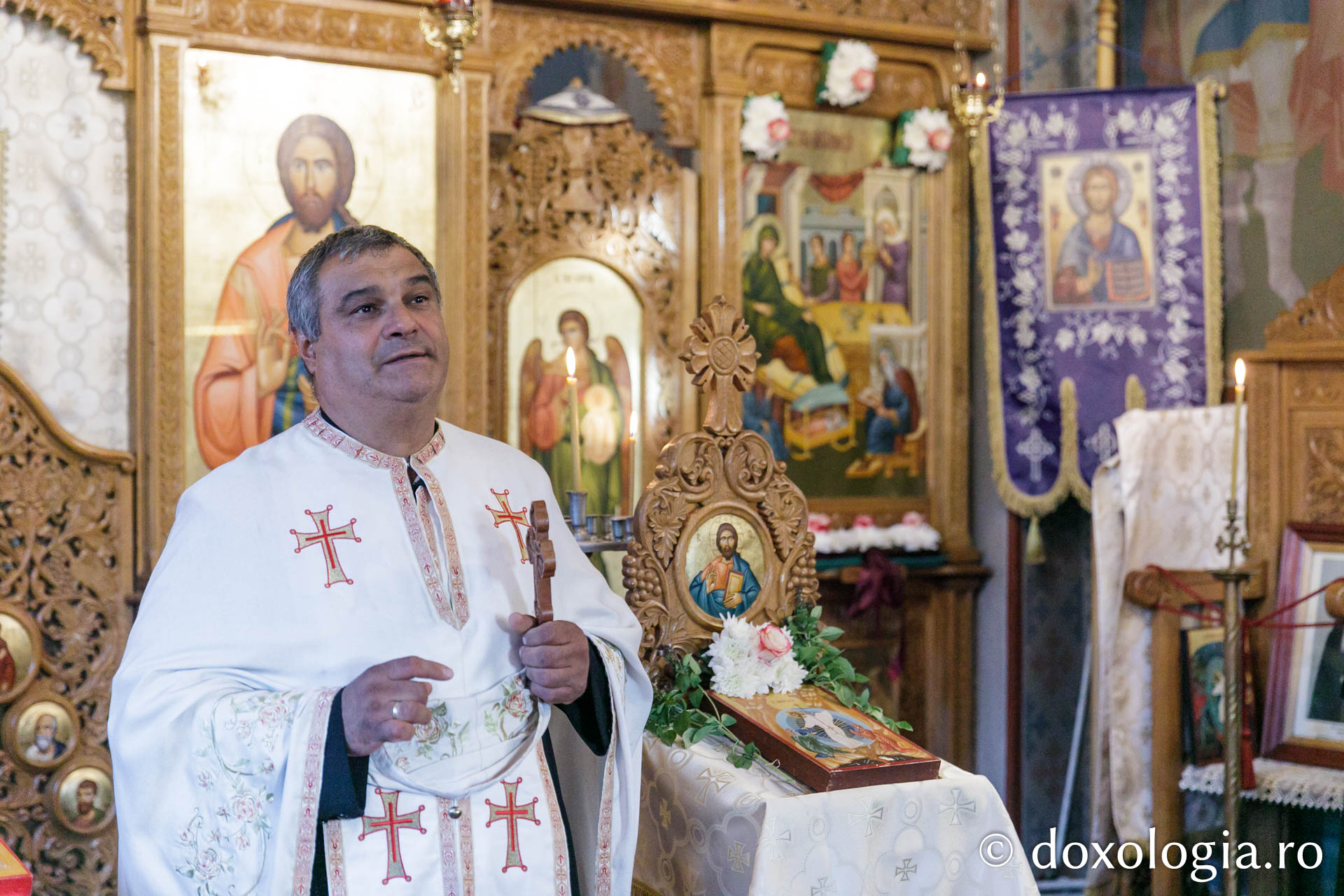 Hram la parohia Curături