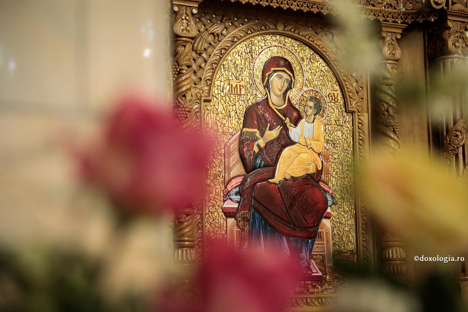 Maica Domnului cu pruncul în brațe - icoană din Biserica Sfântul Nectarie Iași