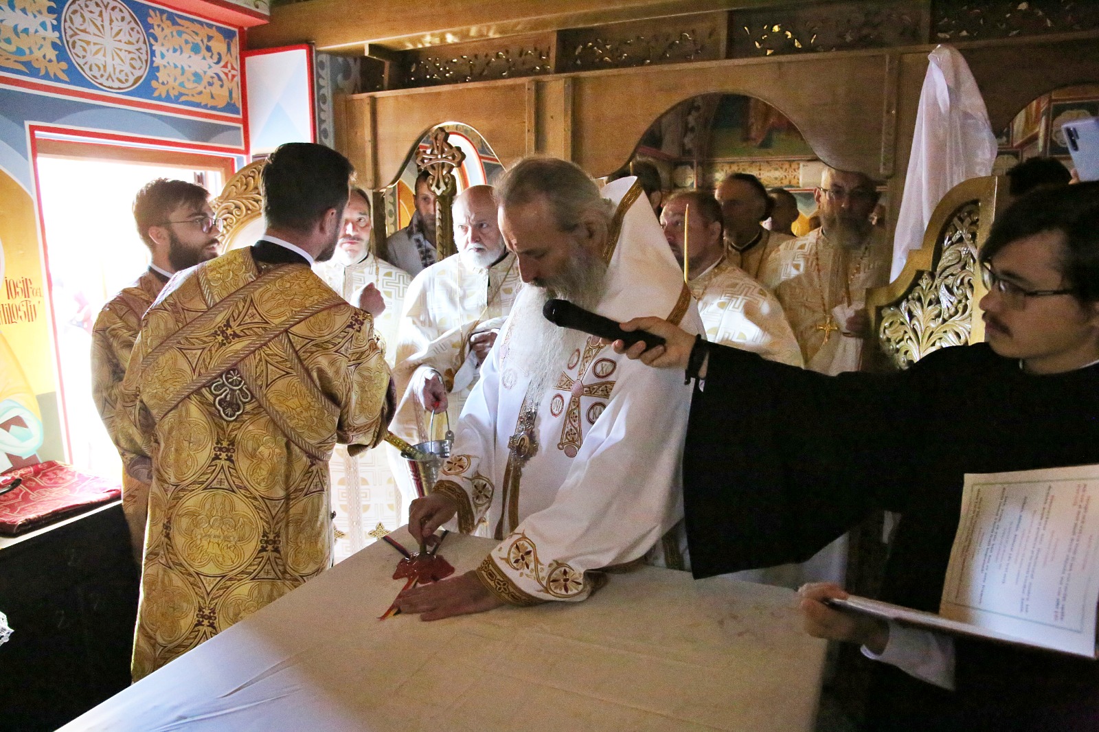 Paraclisul Parohiei Valea Seacă a fost târnosit. IPS Teofan: „Suntem rânduiți de Dumnezeu pentru a fi iconomi în ceea ce privește familia proprie și țara”