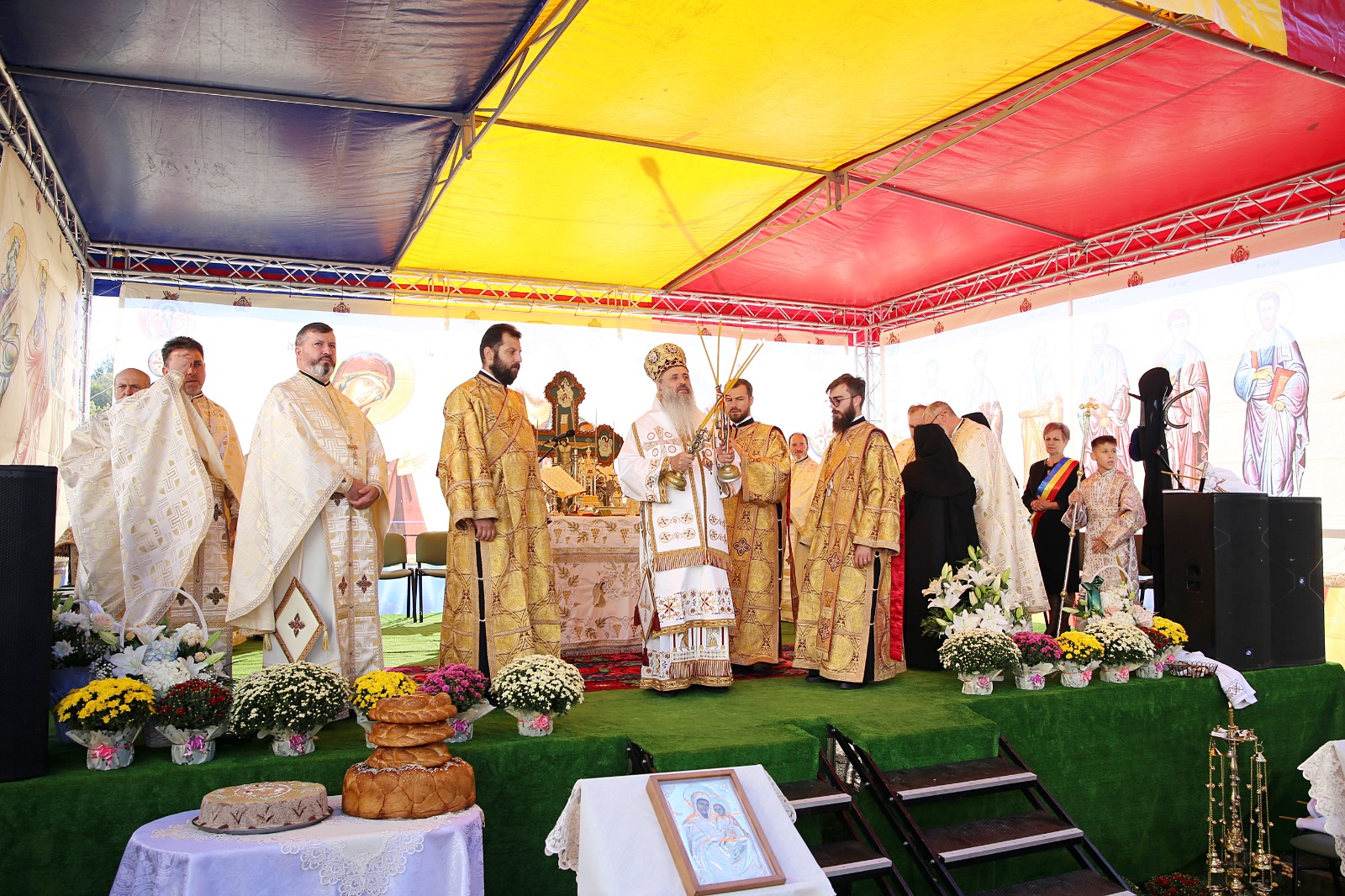 Paraclisul Parohiei Valea Seacă a fost târnosit. IPS Teofan: „Suntem rânduiți de Dumnezeu pentru a fi iconomi în ceea ce privește familia proprie și țara”