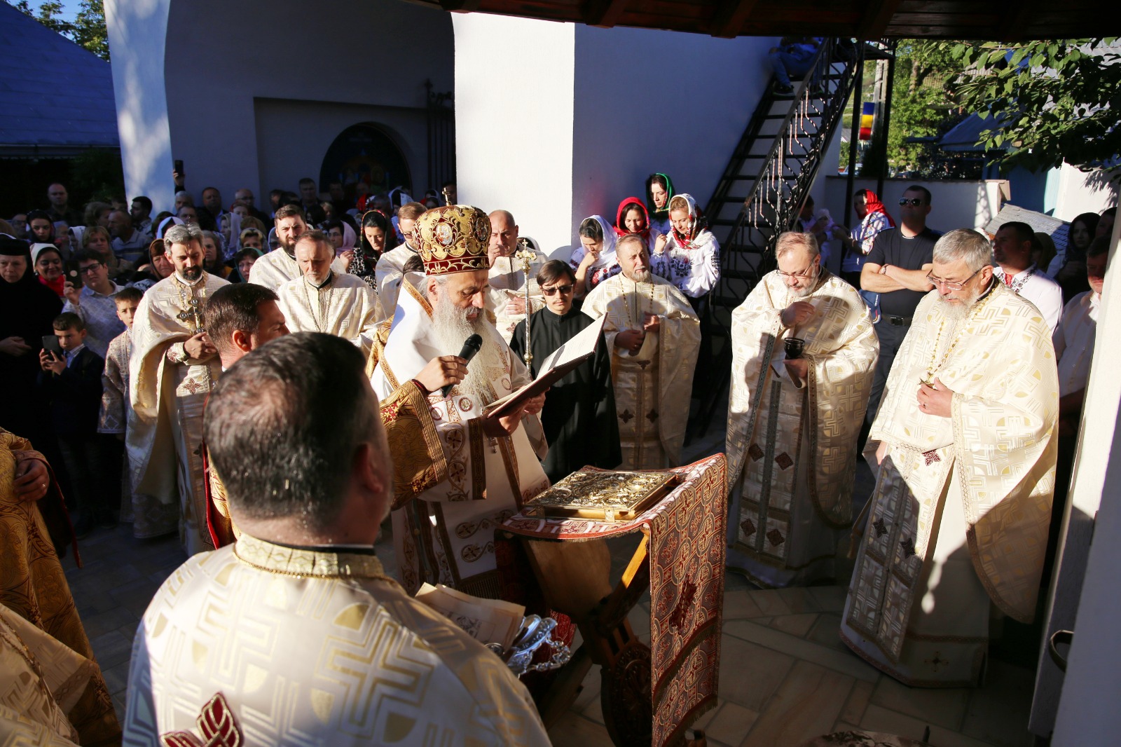Paraclisul Parohiei Valea Seacă a fost târnosit. IPS Teofan: „Suntem rânduiți de Dumnezeu pentru a fi iconomi în ceea ce privește familia proprie și țara”