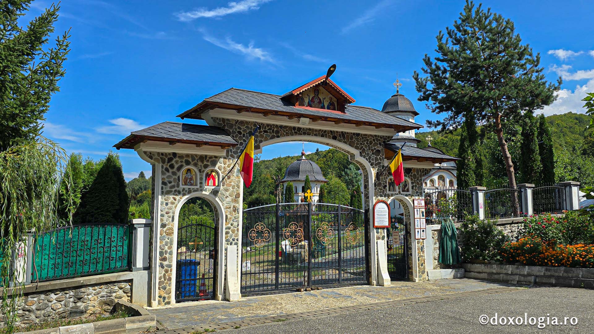 Mănăstirea „Sfinții Apostoli Petru și Pavel” – Cârțișoara, Sibiu / Foto: Bogdan Zamfirescu Mănăstirea „Sfinții Apostoli Petru și Pavel” – Cârțișoara, Sibiu