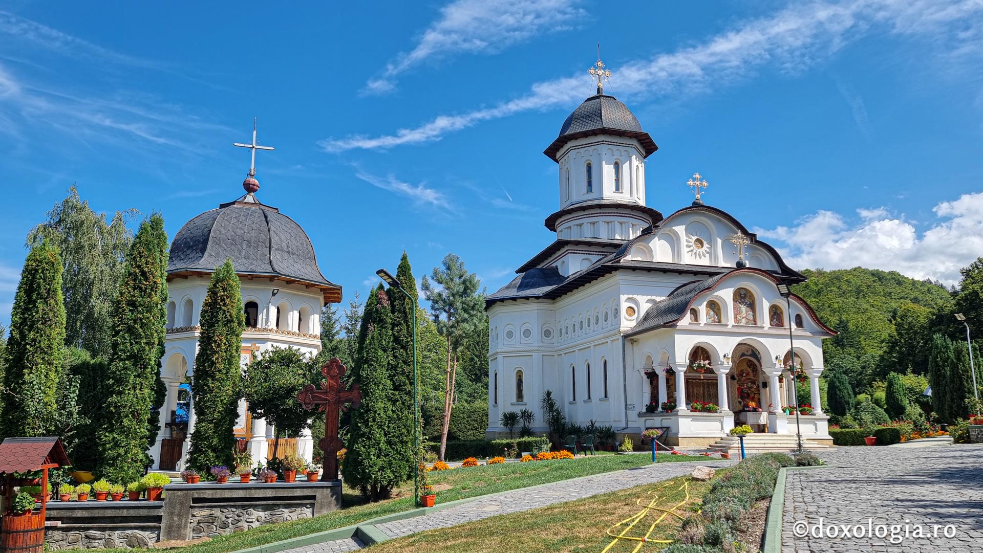Mănăstirea „Sfinții Apostoli Petru și Pavel” – Cârțișoara, Sibiu / Foto: Crina Zamfirescu Mănăstirea „Sfinții Apostoli Petru și Pavel” – Cârțișoara, Sibiu
