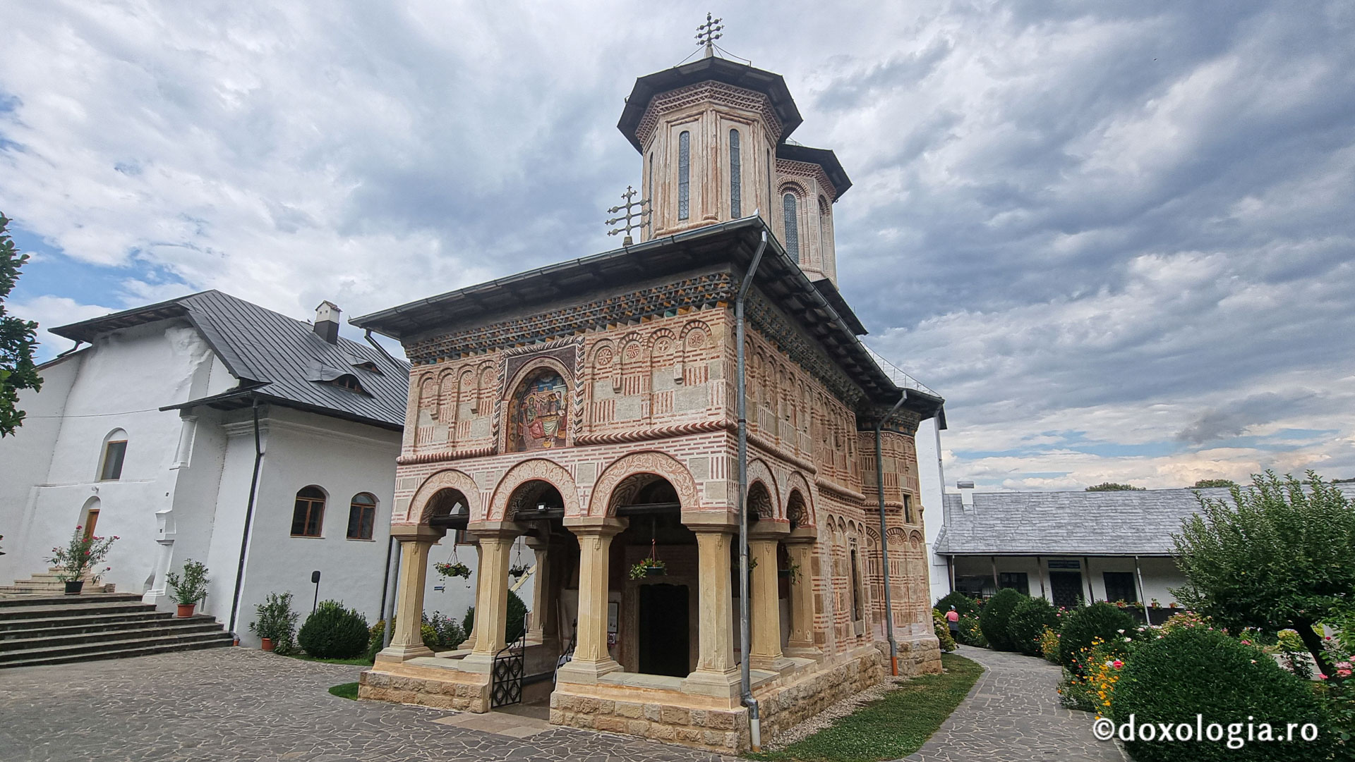Mănăstirea Dintr-un Lemn - Biserica de piatră