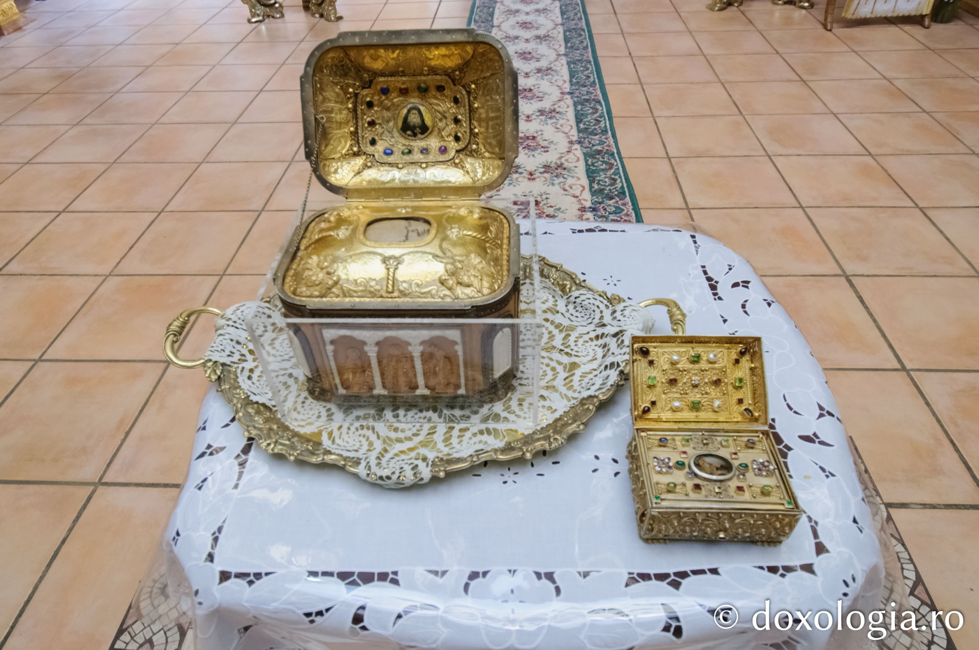 Racla cu moaştele Sfântului Pantelimon şi cinstitul cap al lui Gheron Iosif Isihastul, de la Mănăstirea Sfântul Antonie din Arizona