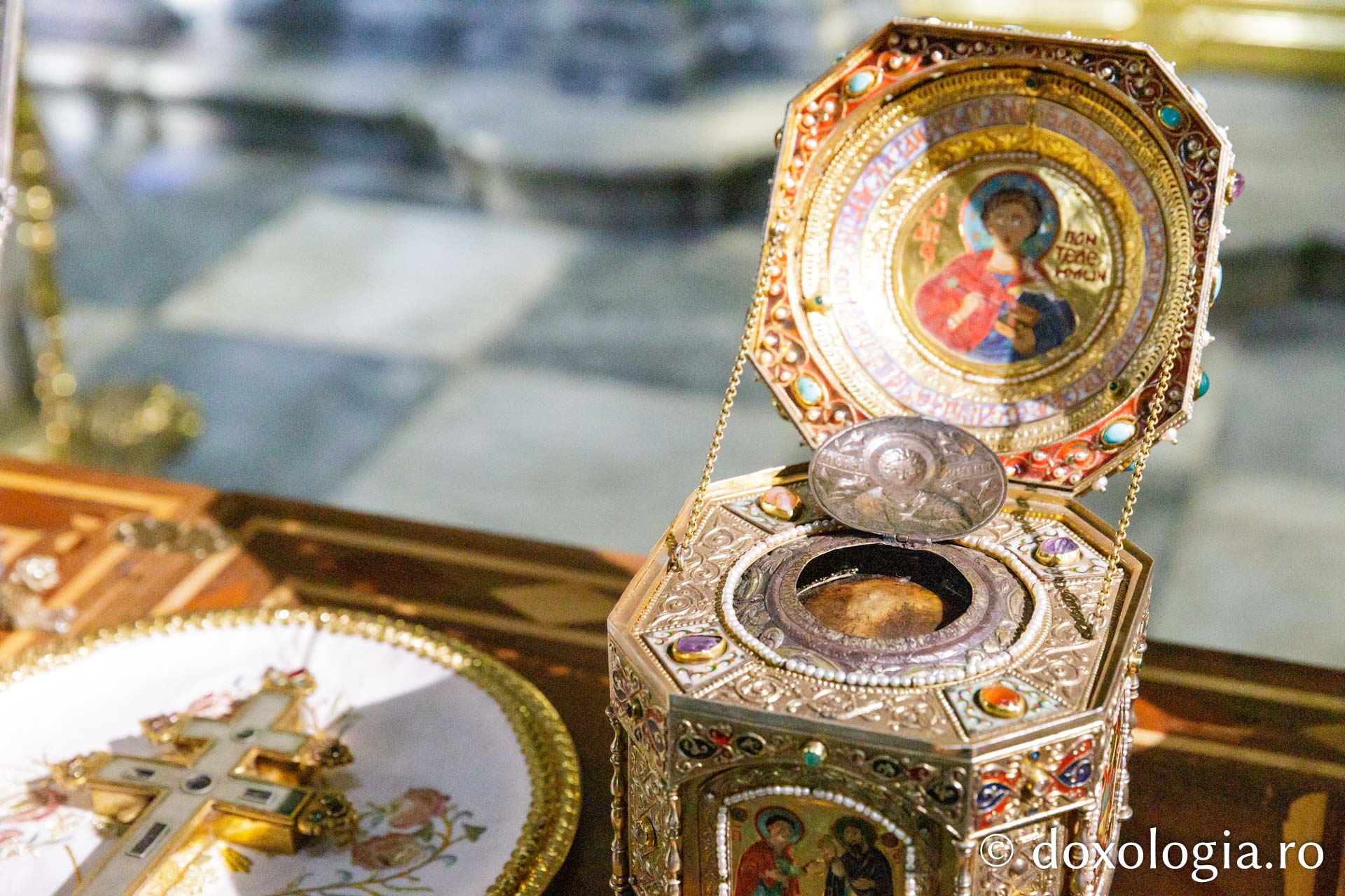 Racla cu moaştele Sfântului Pantelimon, de la Mănăstirea Sfântul Pavel – Athos / Foto: pr. Silviu Cluci Racla cu moaştele Sfântului Pantelimon, de la Mănăstirea Sfântul Pavel – Athos