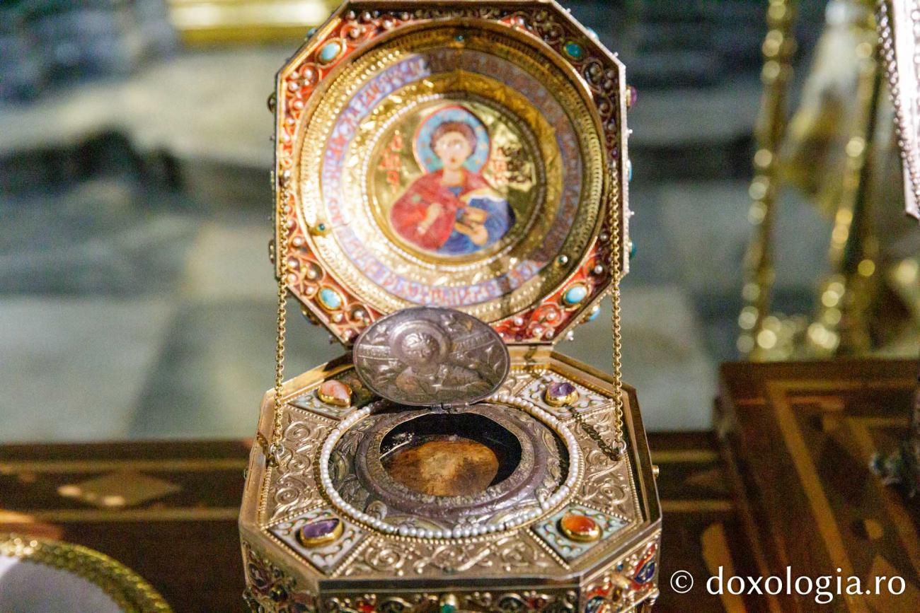 Racla cu moaștele Sfântului Pantelimon, de la Mănăstirea „Sfântul Pavel” – Muntele Athos / Foto: Pr. Silviu Cluci Racla cu moaștele Sfântului Pantelimon, de la Mănăstirea „Sfântul Pavel” – Muntele Athos