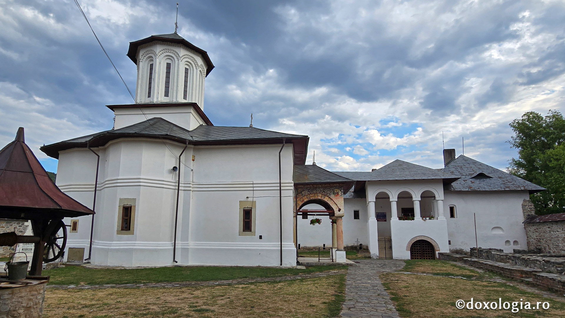 Biserica „Sfinții Apostoli Petru și Pavel”